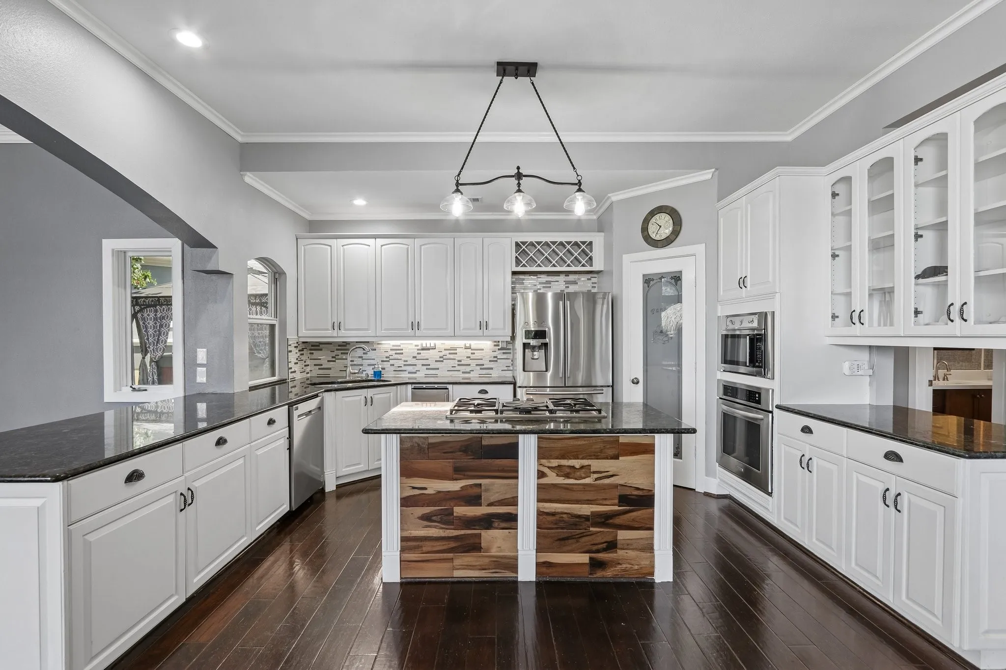 Single Family Residence For Sale in Denton County , 823 Carrie Court, Lakewood Village, Texas 75068, 4 Bedroom, 3 Bathroom, 9 Garage spaces, 3,879 Sqft, built in 1996, mls#21290134, Real Estate Agent in Lakewood Village, Homes For Sale in Denton county, Homes For Sale in Lakewood Village, Realtor in Lakewood Village Texas, Real Estate Brokerage Independent Realty Texas, Luminita Cordes Realtor