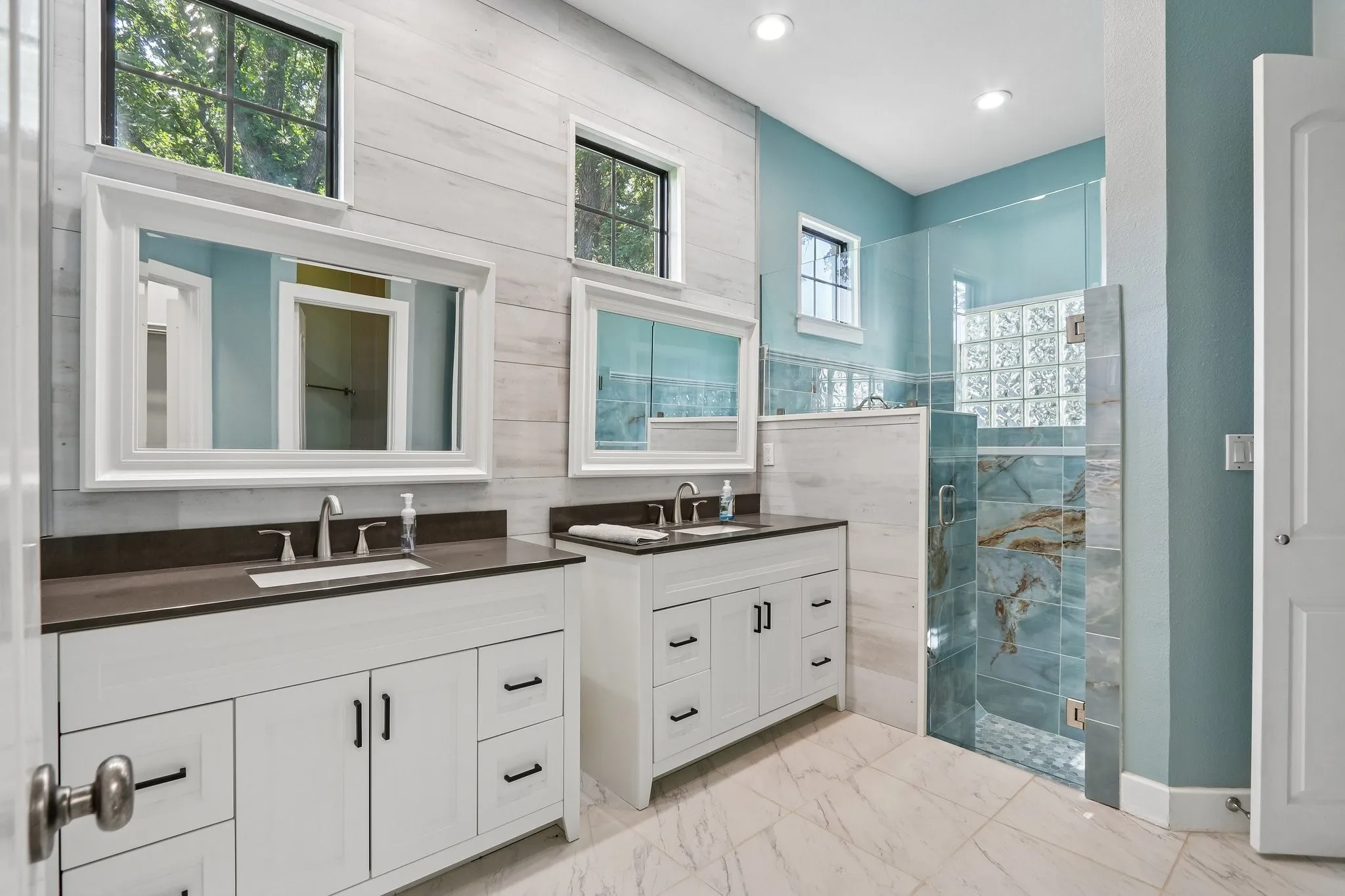 Mediterranean shower-tub. Large Primary Closet