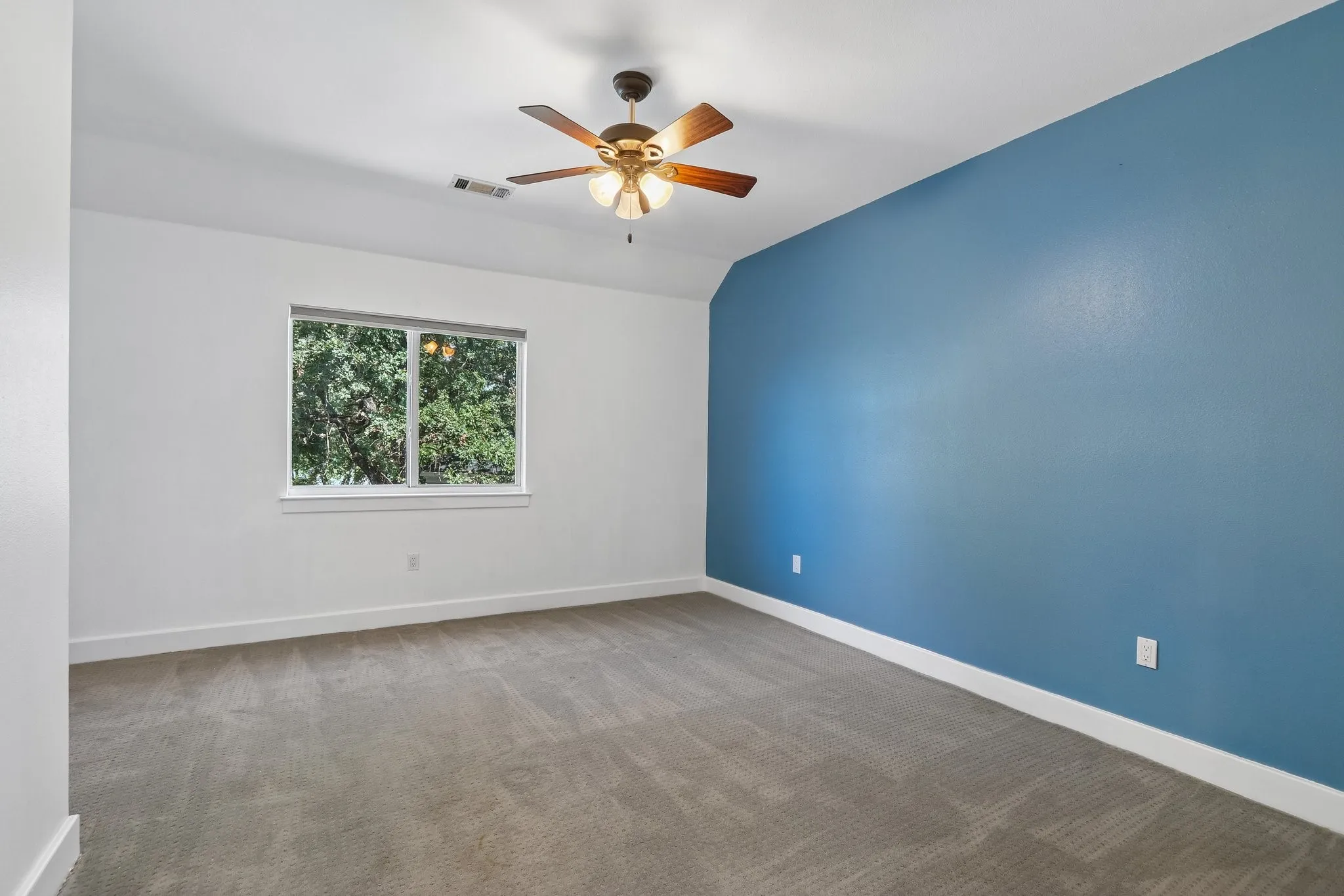 Single Family Residence For Sale in Denton County , 823 Carrie Court, Lakewood Village, Texas 75068, 4 Bedroom, 3 Bathroom, 9 Garage spaces, 3,879 Sqft, built in 1996, mls#21290134, Real Estate Agent in Lakewood Village, Homes For Sale in Denton county, Homes For Sale in Lakewood Village, Realtor in Lakewood Village Texas, Real Estate Brokerage Independent Realty Texas, Luminita Cordes Realtor