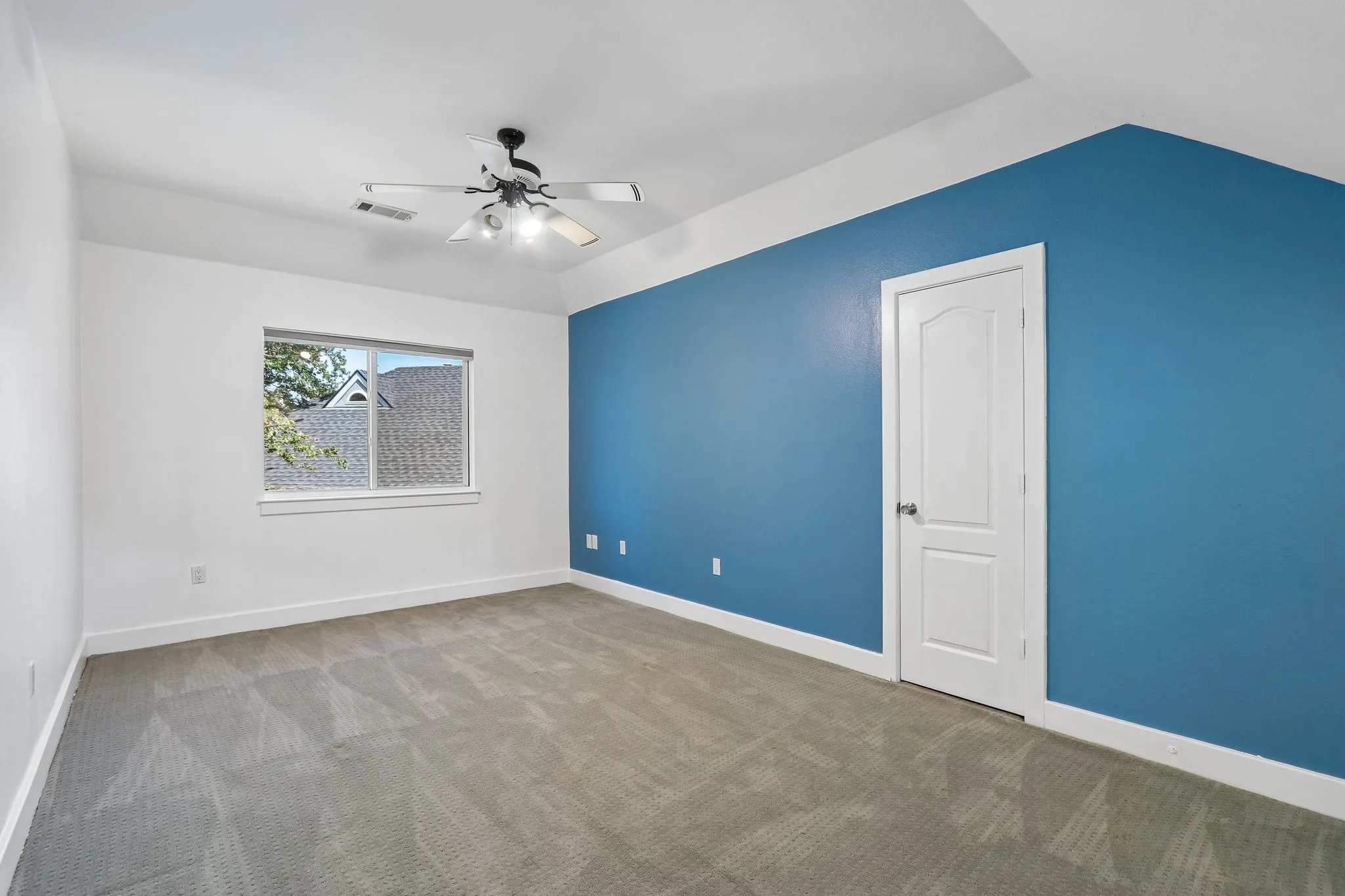 Single Family Residence For Sale in Denton County , 823 Carrie Court, Lakewood Village, Texas 75068, 4 Bedroom, 3 Bathroom, 9 Garage spaces, 3,879 Sqft, built in 1996, mls#21290134, Real Estate Agent in Lakewood Village, Homes For Sale in Denton county, Homes For Sale in Lakewood Village, Realtor in Lakewood Village Texas, Real Estate Brokerage Independent Realty Texas, Luminita Cordes Realtor