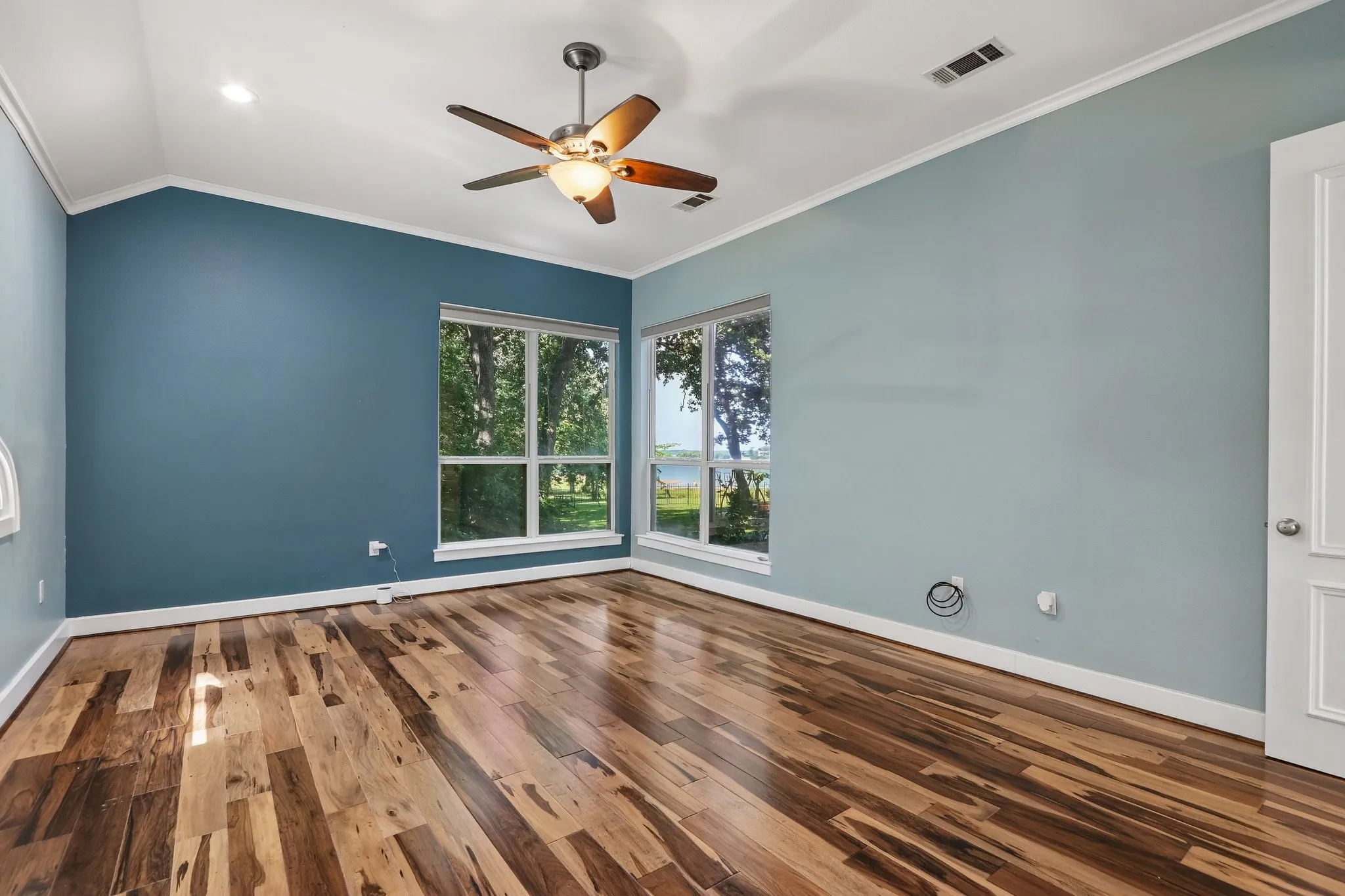 Single Family Residence For Sale in Denton County , 823 Carrie Court, Lakewood Village, Texas 75068, 4 Bedroom, 3 Bathroom, 9 Garage spaces, 3,879 Sqft, built in 1996, mls#21290134, Real Estate Agent in Lakewood Village, Homes For Sale in Denton county, Homes For Sale in Lakewood Village, Realtor in Lakewood Village Texas, Real Estate Brokerage Independent Realty Texas, Luminita Cordes Realtor