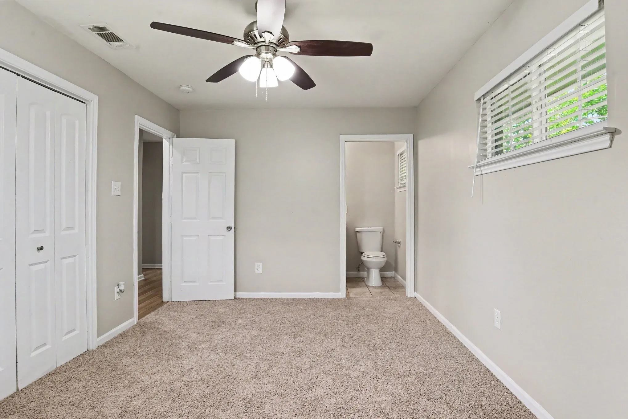 Single Family Residence For Sale in Dallas County , 1125 Waweenoc Avenue, Dallas, Texas 75216, 3 Bedroom, 2 Bathroom, 2 Garage spaces, 1,326 Sqft, built in 1957, mls#21283554, Real Estate Agent in Dallas, Homes For Sale in Dallas county, Homes For Sale in Dallas, Realtor in Dallas Texas, Real Estate Brokerage Independent Realty Texas, Luminita Cordes Realtor