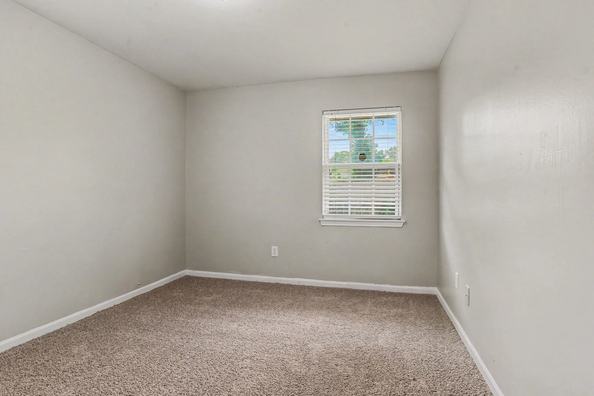 Single Family Residence For Sale in Dallas County , 1125 Waweenoc Avenue, Dallas, Texas 75216, 3 Bedroom, 2 Bathroom, 2 Garage spaces, 1,326 Sqft, built in 1957, mls#21283554, Real Estate Agent in Dallas, Homes For Sale in Dallas county, Homes For Sale in Dallas, Realtor in Dallas Texas, Real Estate Brokerage Independent Realty Texas, Luminita Cordes Realtor