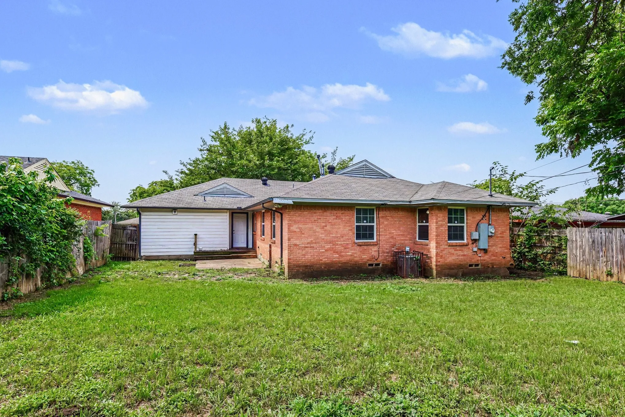 Single Family Residence For Sale in Dallas County , 1125 Waweenoc Avenue, Dallas, Texas 75216, 3 Bedroom, 2 Bathroom, 2 Garage spaces, 1,326 Sqft, built in 1957, mls#21283554, Real Estate Agent in Dallas, Homes For Sale in Dallas county, Homes For Sale in Dallas, Realtor in Dallas Texas, Real Estate Brokerage Independent Realty Texas, Luminita Cordes Realtor