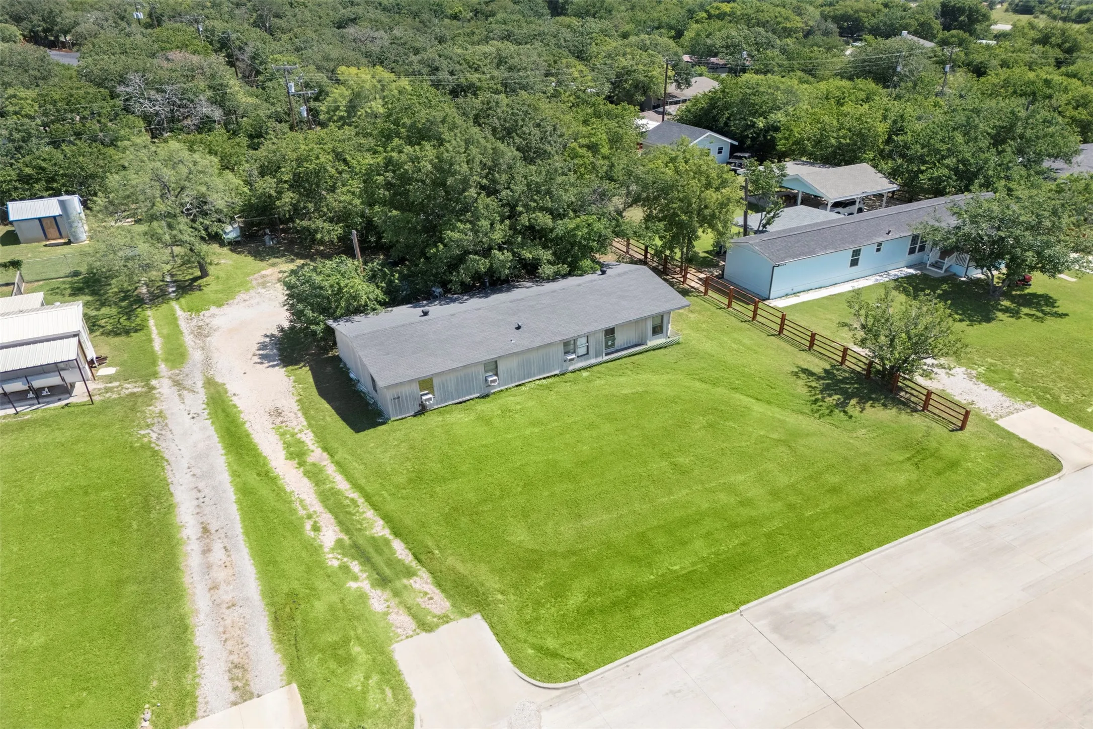 Excellent space between neighbors