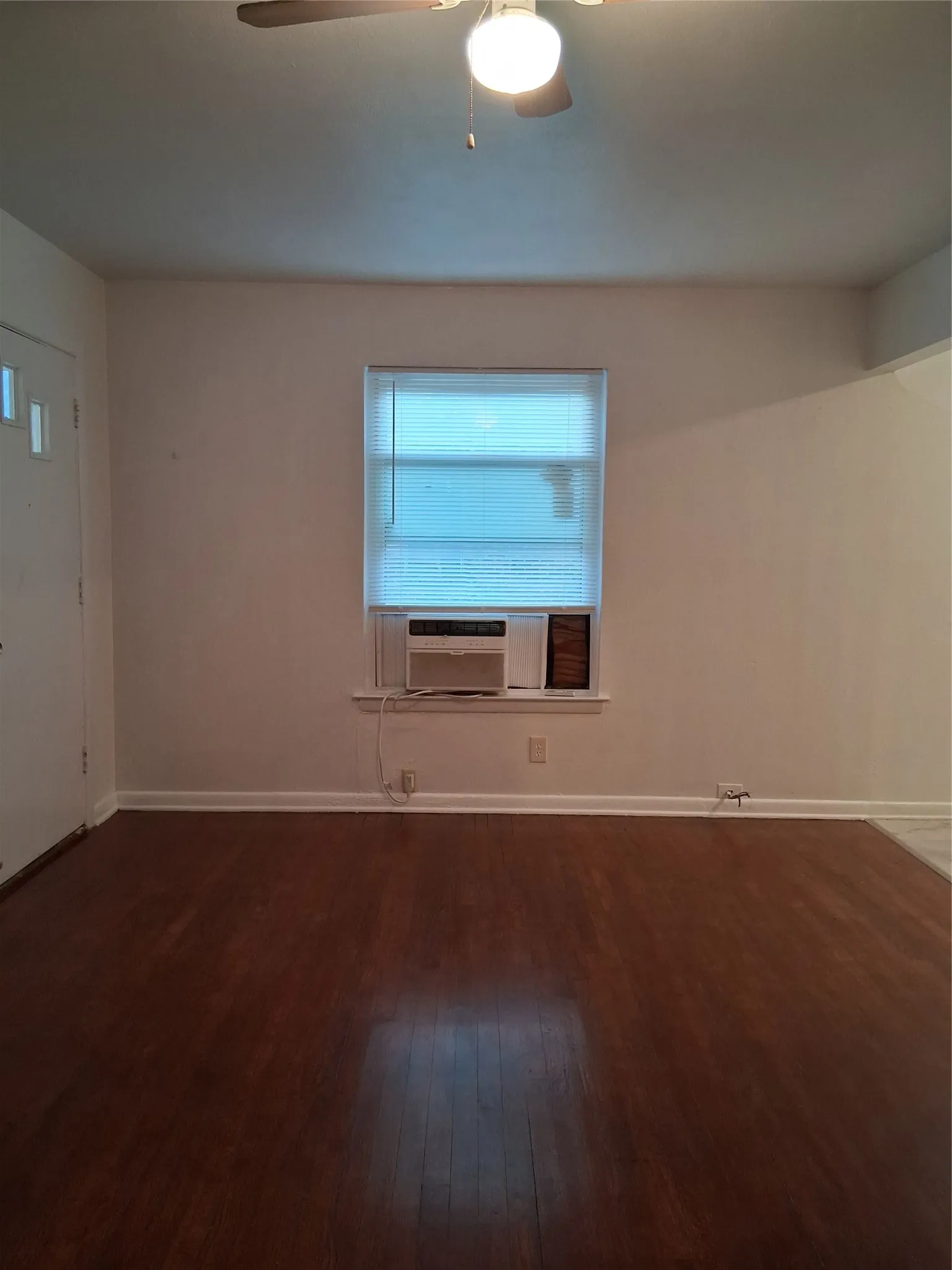 Duplex For Rent in Dallas County , 3019 Avon Street 3021, Dallas, Texas 75211, 2 Bedroom, 1 Bathroom, 1 Garage spaces, 805 Sqft, built in 1953, mls#21278912, Real Estate Agent in Dallas, Homes For Rent in Dallas county, Homes For Rent in Dallas, Realtor in Dallas Texas, Real Estate Brokerage Independent Realty Texas, Luminita Cordes Realtor