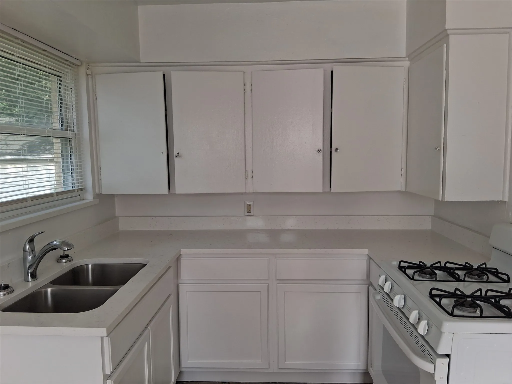 Duplex For Rent in Dallas County , 3019 Avon Street 3021, Dallas, Texas 75211, 2 Bedroom, 1 Bathroom, 1 Garage spaces, 805 Sqft, built in 1953, mls#21278912, Real Estate Agent in Dallas, Homes For Rent in Dallas county, Homes For Rent in Dallas, Realtor in Dallas Texas, Real Estate Brokerage Independent Realty Texas, Luminita Cordes Realtor