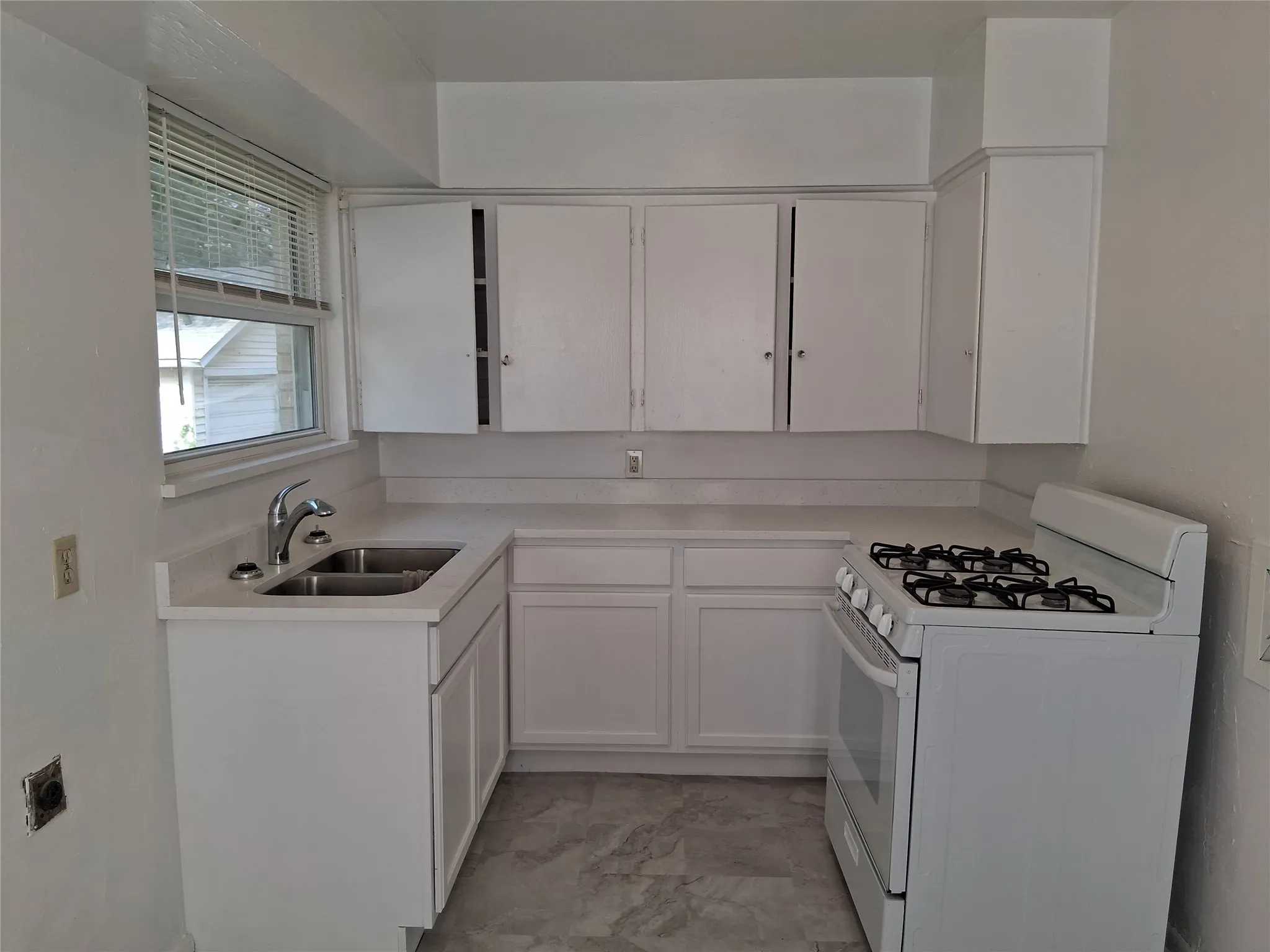 Duplex For Rent in Dallas County , 3019 Avon Street 3021, Dallas, Texas 75211, 2 Bedroom, 1 Bathroom, 1 Garage spaces, 805 Sqft, built in 1953, mls#21278912, Real Estate Agent in Dallas, Homes For Rent in Dallas county, Homes For Rent in Dallas, Realtor in Dallas Texas, Real Estate Brokerage Independent Realty Texas, Luminita Cordes Realtor