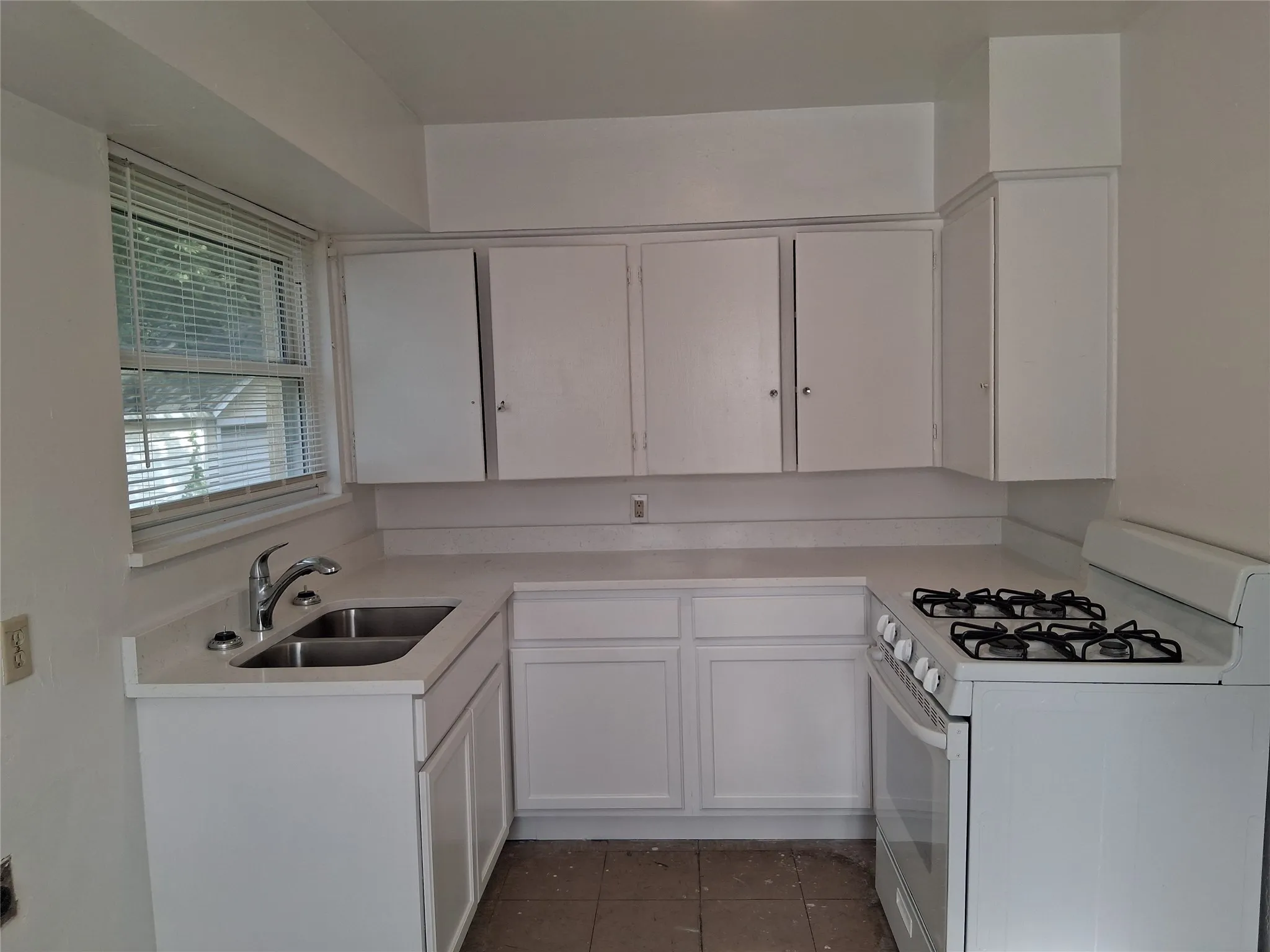 Duplex For Rent in Dallas County , 3019 Avon Street 3021, Dallas, Texas 75211, 2 Bedroom, 1 Bathroom, 1 Garage spaces, 805 Sqft, built in 1953, mls#21278912, Real Estate Agent in Dallas, Homes For Rent in Dallas county, Homes For Rent in Dallas, Realtor in Dallas Texas, Real Estate Brokerage Independent Realty Texas, Luminita Cordes Realtor