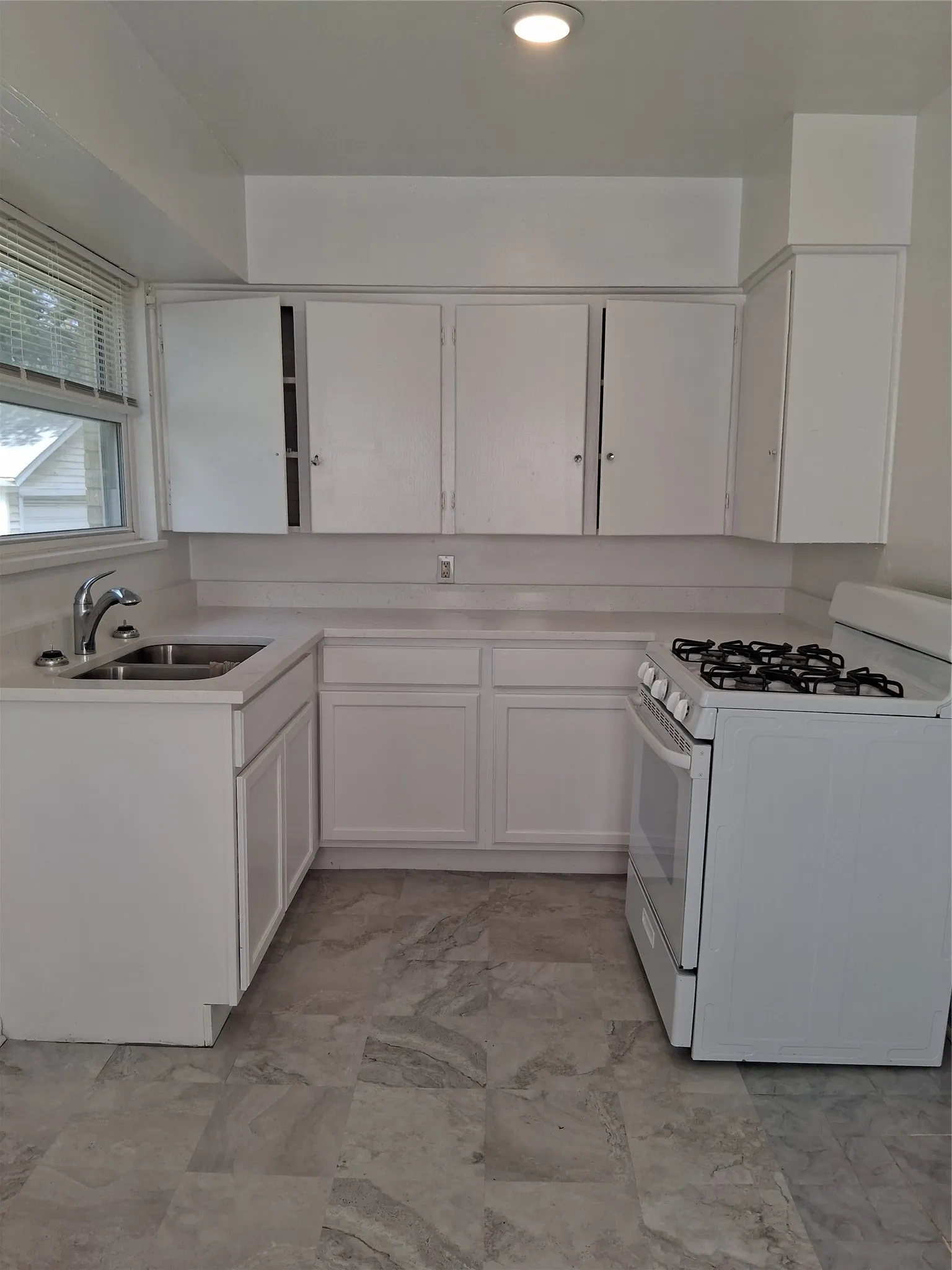 Duplex For Rent in Dallas County , 3019 Avon Street 3021, Dallas, Texas 75211, 2 Bedroom, 1 Bathroom, 1 Garage spaces, 805 Sqft, built in 1953, mls#21278912, Real Estate Agent in Dallas, Homes For Rent in Dallas county, Homes For Rent in Dallas, Realtor in Dallas Texas, Real Estate Brokerage Independent Realty Texas, Luminita Cordes Realtor