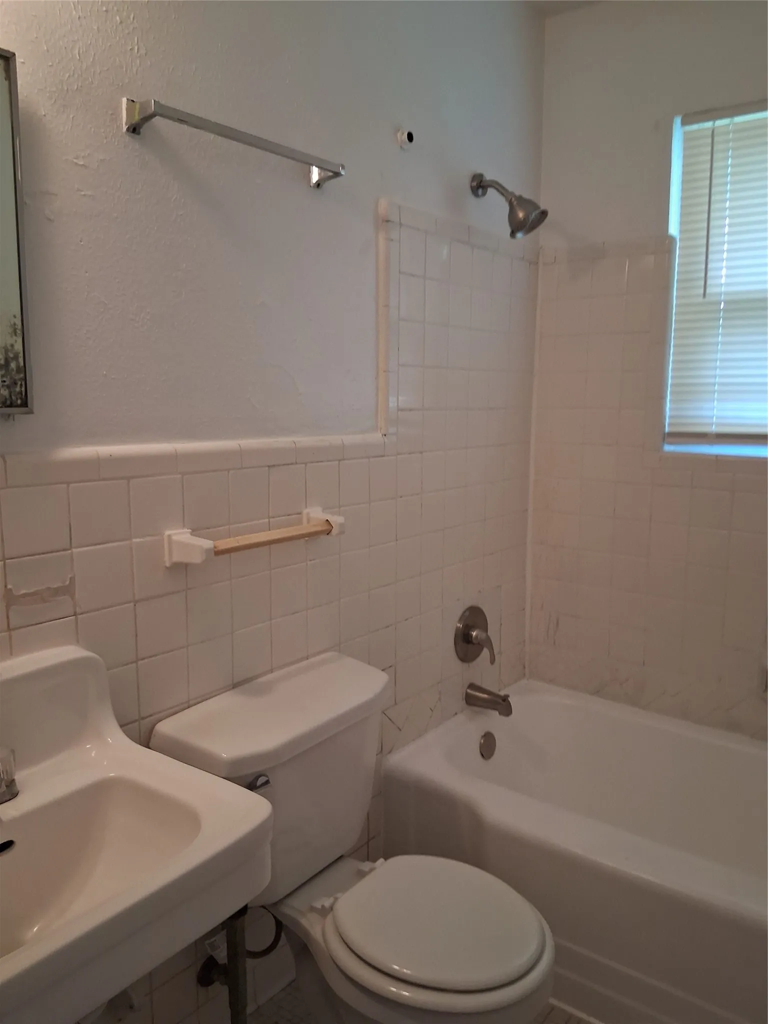 Duplex For Rent in Dallas County , 3019 Avon Street 3021, Dallas, Texas 75211, 2 Bedroom, 1 Bathroom, 1 Garage spaces, 805 Sqft, built in 1953, mls#21278912, Real Estate Agent in Dallas, Homes For Rent in Dallas county, Homes For Rent in Dallas, Realtor in Dallas Texas, Real Estate Brokerage Independent Realty Texas, Luminita Cordes Realtor