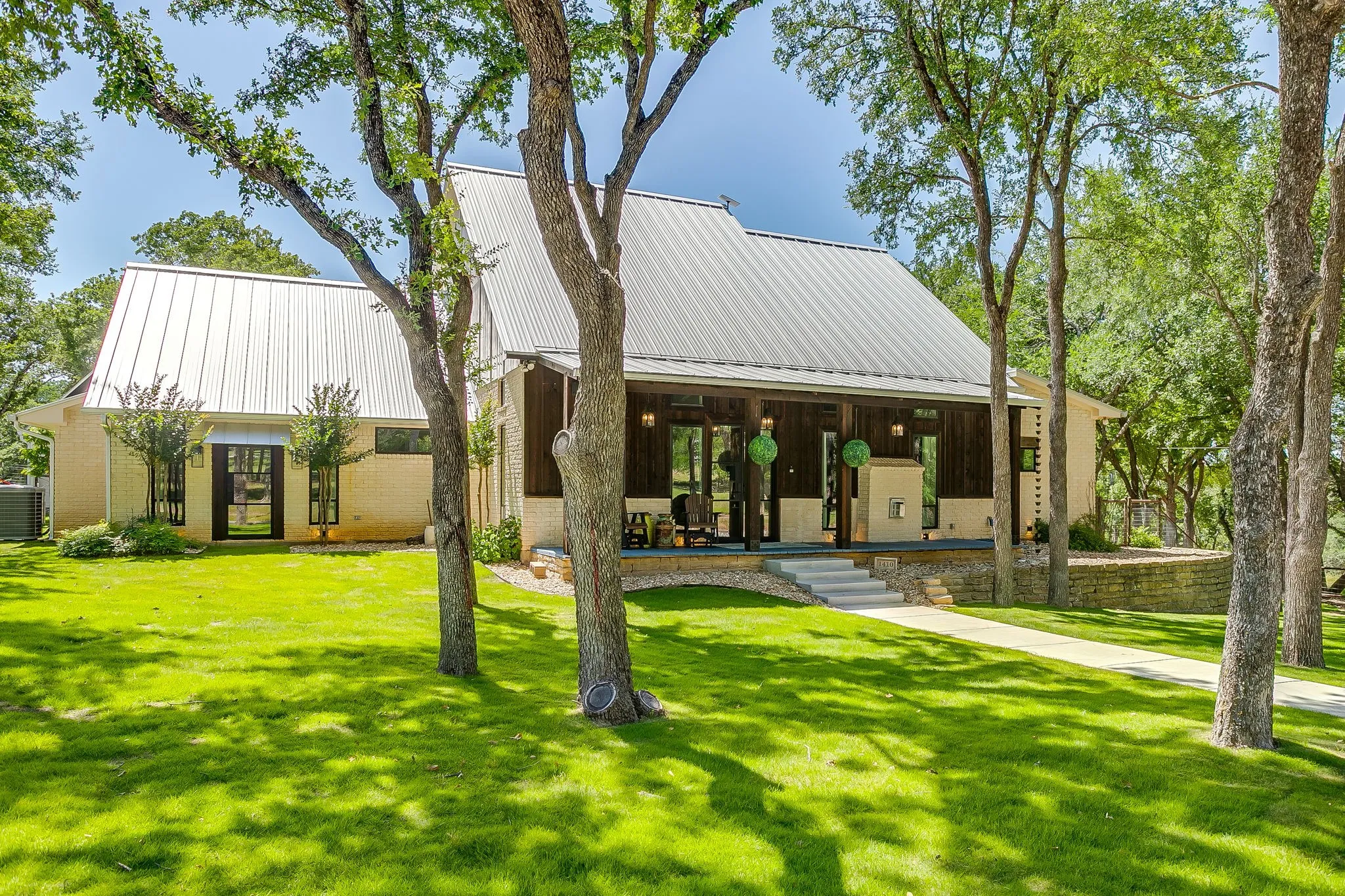 Single Family Residence For Sale in Parker County , 1410 Ellis Road, Weatherford, Texas 76088, 3 Bedroom, 2 Bathroom, 2 Garage spaces, 2,104 Sqft, built in 2005, mls#21290956, Real Estate Agent in Weatherford, Homes For Sale in Parker county, Homes For Sale in Weatherford, Realtor in Weatherford Texas, Real Estate Brokerage Independent Realty Texas, Luminita Cordes Realtor
