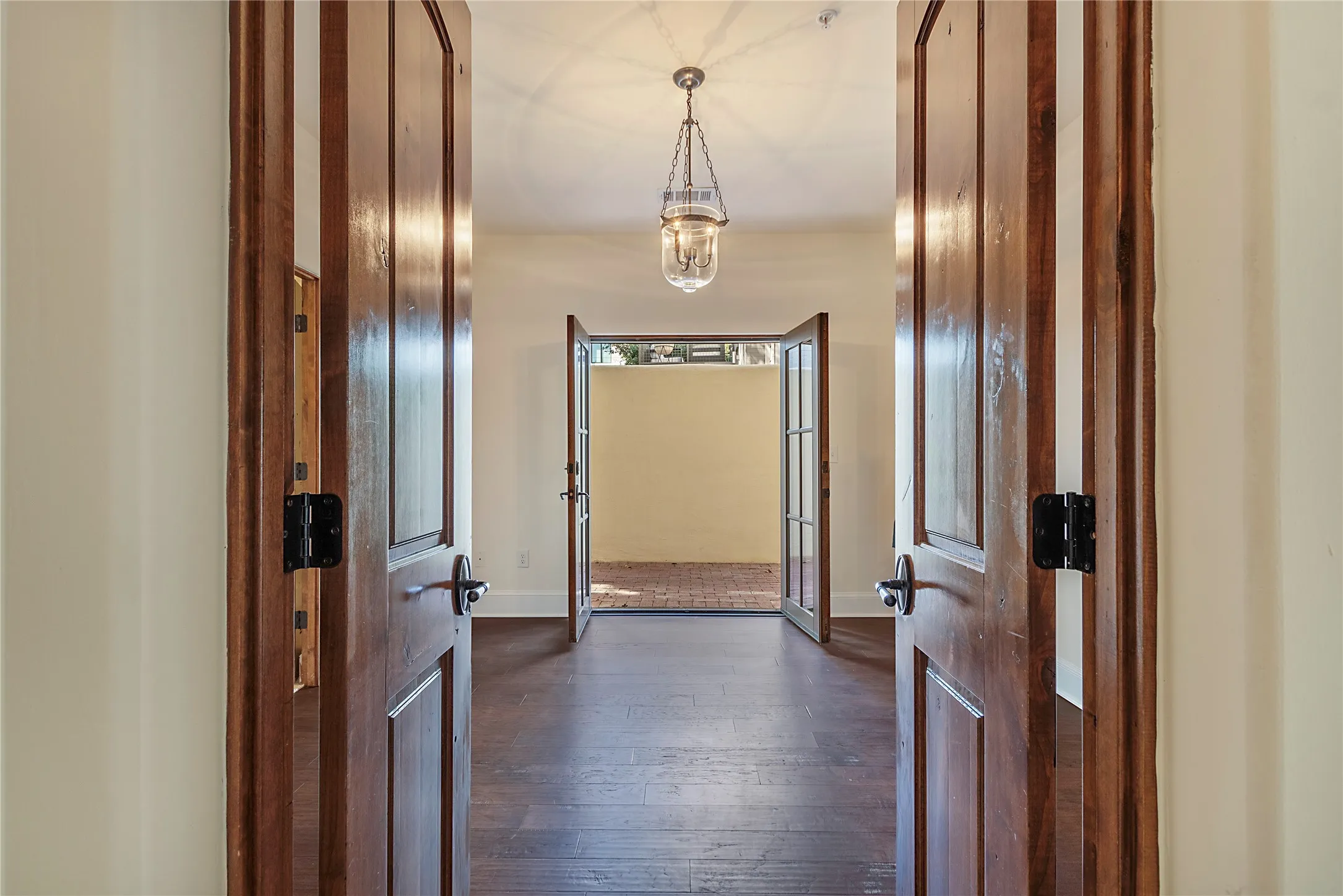 Apartment For Rent in Dallas County , 2510 N Henderson 17, Dallas, Texas 75206, 2 Bedrooms, 3 Bathrooms, 2 Garage spaces, 1,859 Sqft, built in 2008, Price $4,480, mls#21290958, Real Estate Agent in Dallas, Homes For Rent in Dallas county, Homes For Rent in Dallas, Realtor in Dallas Texas, Real Estate Brokerage Independent Realty Texas, Luminita Cordes Realtor