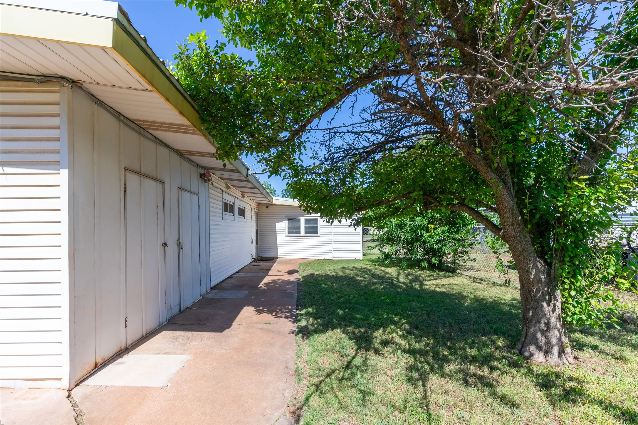 Single Family Residence For Sale in Taylor County , 1057 Westridge Drive, Abilene, Texas 79605, 3 Bedroom, 2 Bathroom, 2 Garage spaces, 1,943 Sqft, built in 1951, mls#21289503, Real Estate Agent in Abilene, Homes For Sale in Taylor county, Homes For Sale in Abilene, Realtor in Abilene Texas, Real Estate Brokerage Independent Realty Texas, Luminita Cordes Realtor