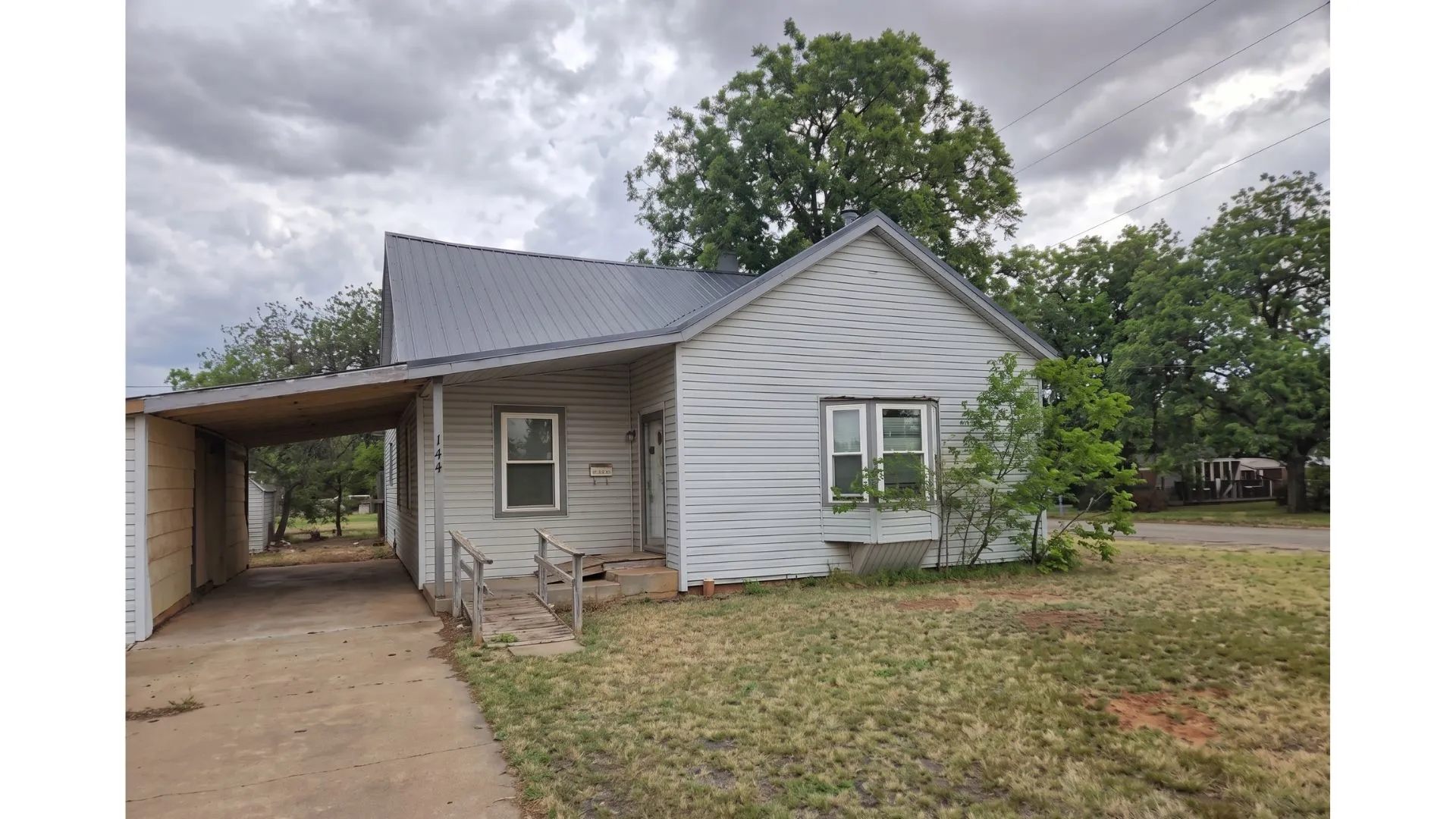 Single Family Residence For Sale in Childress County , 200 SE Avenue F, Childress, Texas 79201, 4 Bedroom, 2 Bathroom, Garage spaces, 2,419 Sqft, built in 1930, mls#21289617, Real Estate Agent in Childress, Homes For Sale in Childress county, Homes For Sale in Childress, Realtor in Childress Texas, Real Estate Brokerage Independent Realty Texas, Luminita Cordes Realtor