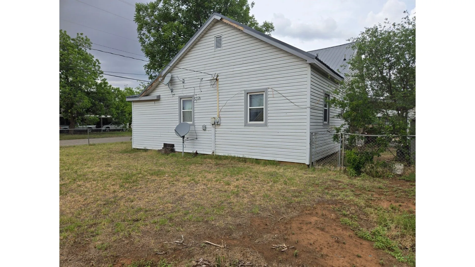 Single Family Residence For Sale in Childress County , 200 SE Avenue F, Childress, Texas 79201, 4 Bedroom, 2 Bathroom, Garage spaces, 2,419 Sqft, built in 1930, mls#21289617, Real Estate Agent in Childress, Homes For Sale in Childress county, Homes For Sale in Childress, Realtor in Childress Texas, Real Estate Brokerage Independent Realty Texas, Luminita Cordes Realtor
