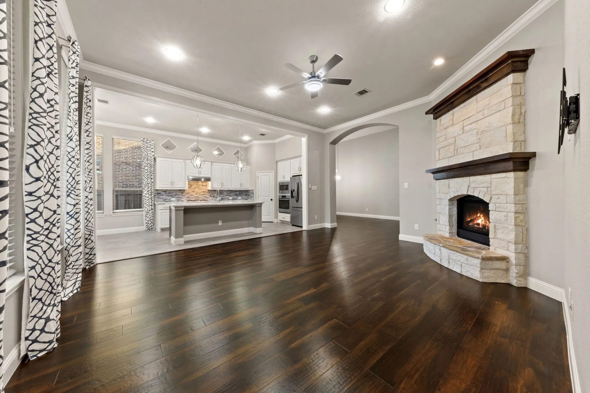 Single Family Residence For Sale in Dallas County , 6916 Barolo Drive, Rowlett, Texas 75088, 3 Bedroom, 3 Bathroom, 3 Garage spaces, 2,463 Sqft, built in 2016, mls#21290553, Real Estate Agent in Rowlett, Homes For Sale in Dallas county, Homes For Sale in Rowlett, Realtor in Rowlett Texas, Real Estate Brokerage Independent Realty Texas, Luminita Cordes Realtor