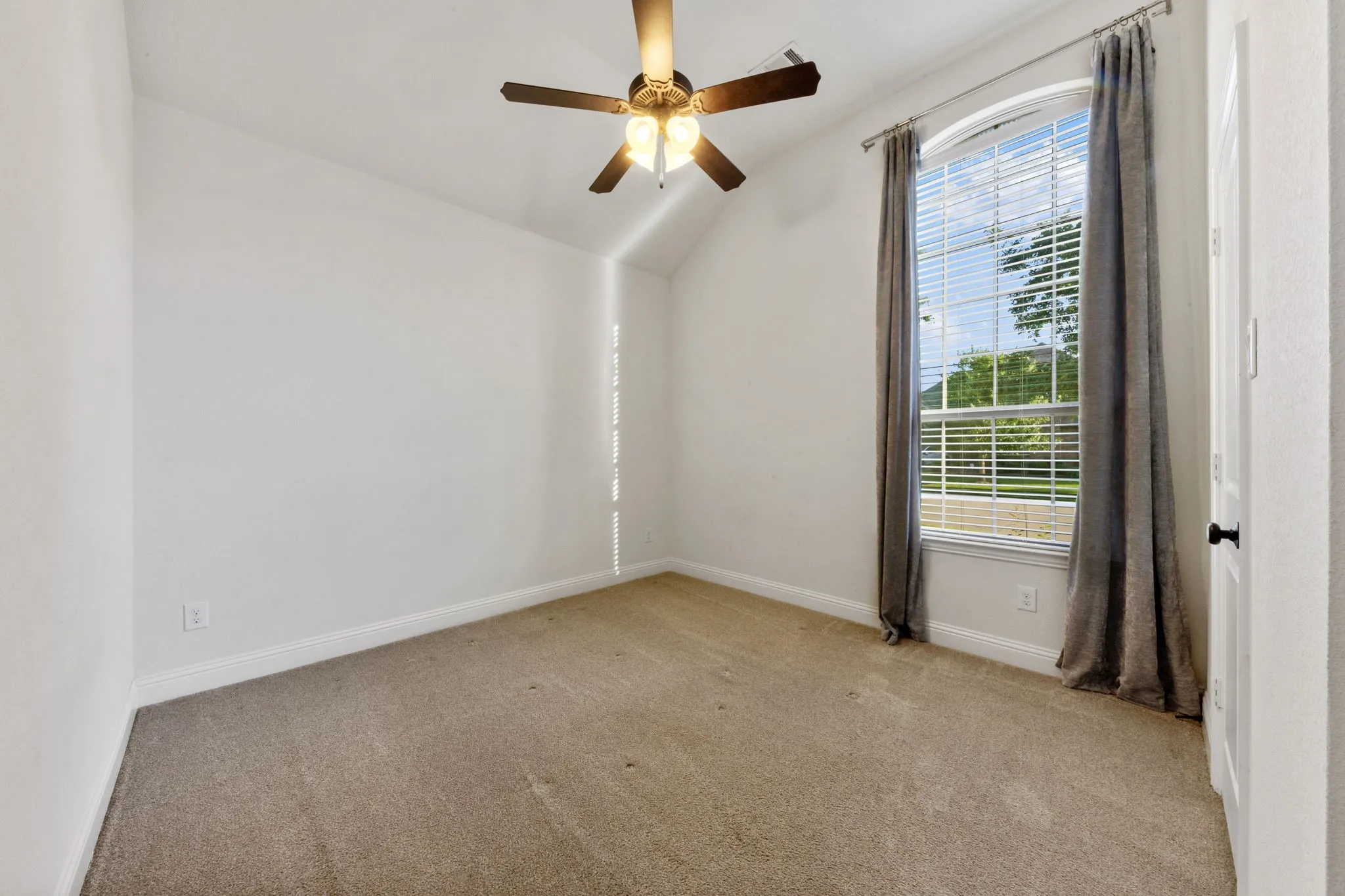 Single Family Residence For Sale in Dallas County , 6916 Barolo Drive, Rowlett, Texas 75088, 3 Bedroom, 3 Bathroom, 3 Garage spaces, 2,463 Sqft, built in 2016, mls#21290553, Real Estate Agent in Rowlett, Homes For Sale in Dallas county, Homes For Sale in Rowlett, Realtor in Rowlett Texas, Real Estate Brokerage Independent Realty Texas, Luminita Cordes Realtor