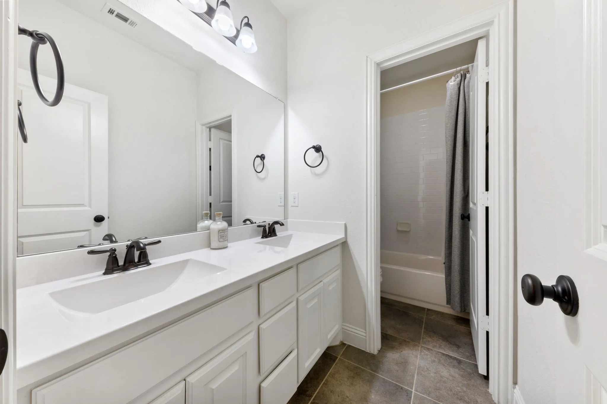 Single Family Residence For Sale in Dallas County , 6916 Barolo Drive, Rowlett, Texas 75088, 3 Bedroom, 3 Bathroom, 3 Garage spaces, 2,463 Sqft, built in 2016, mls#21290553, Real Estate Agent in Rowlett, Homes For Sale in Dallas county, Homes For Sale in Rowlett, Realtor in Rowlett Texas, Real Estate Brokerage Independent Realty Texas, Luminita Cordes Realtor