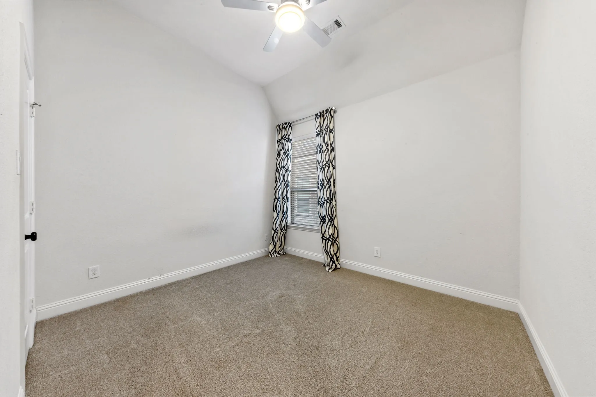 Single Family Residence For Sale in Dallas County , 6916 Barolo Drive, Rowlett, Texas 75088, 3 Bedroom, 3 Bathroom, 3 Garage spaces, 2,463 Sqft, built in 2016, mls#21290553, Real Estate Agent in Rowlett, Homes For Sale in Dallas county, Homes For Sale in Rowlett, Realtor in Rowlett Texas, Real Estate Brokerage Independent Realty Texas, Luminita Cordes Realtor