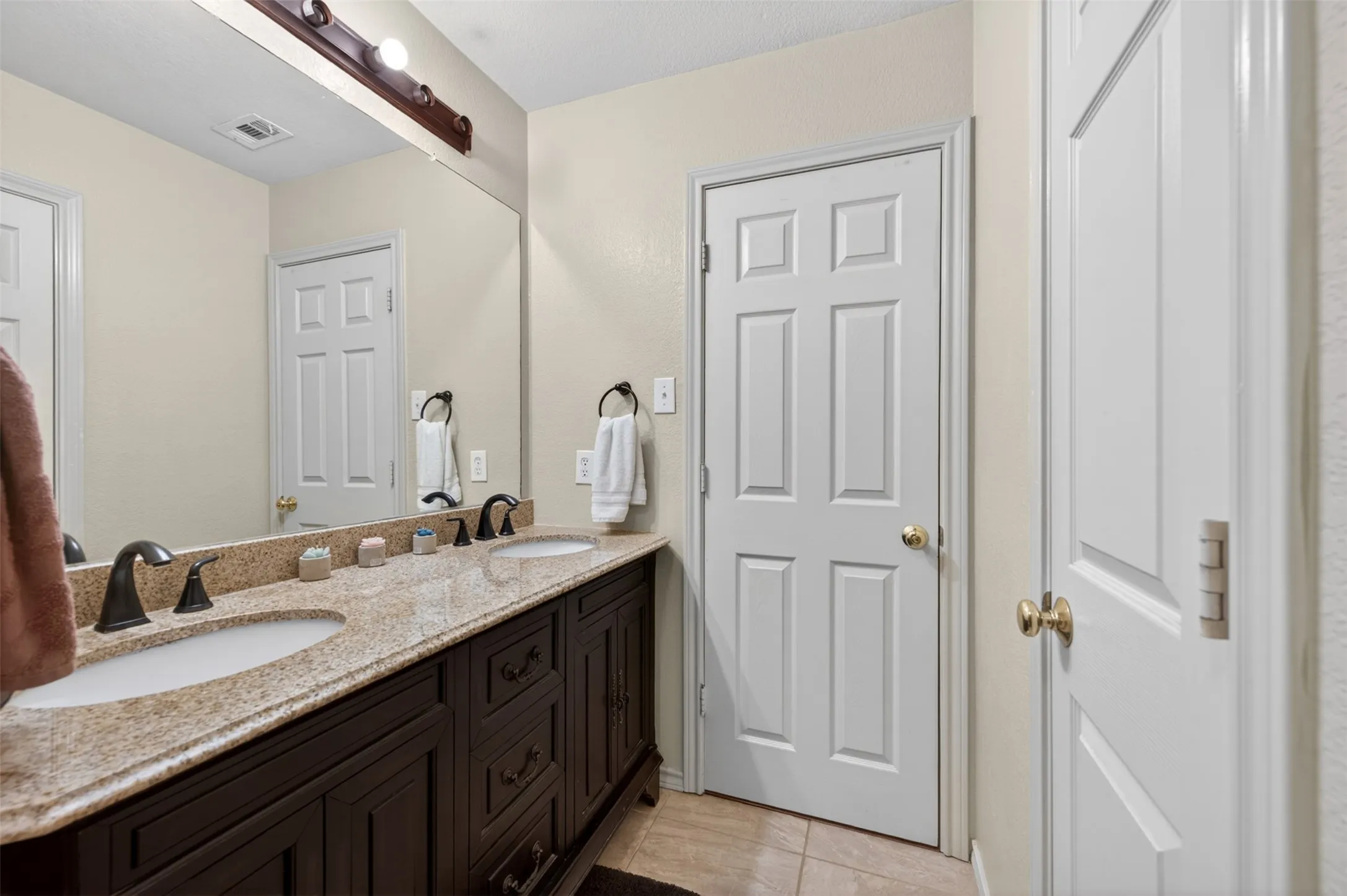 Single Family Residence For Sale in Tarrant County , 4845 Bellflower Way, Fort Worth, Texas 76123, 4 Bedroom, 3 Bathroom, 3 Garage spaces, 2,848 Sqft, built in 2004, Price $389,900, mls#21257645, Real Estate Agent in Fort Worth, Homes For Sale in Tarrant county, Homes For Sale in Fort Worth, Realtor in Fort Worth Texas, Real Estate Brokerage Independent Realty Texas, Luminita Cordes Realtor