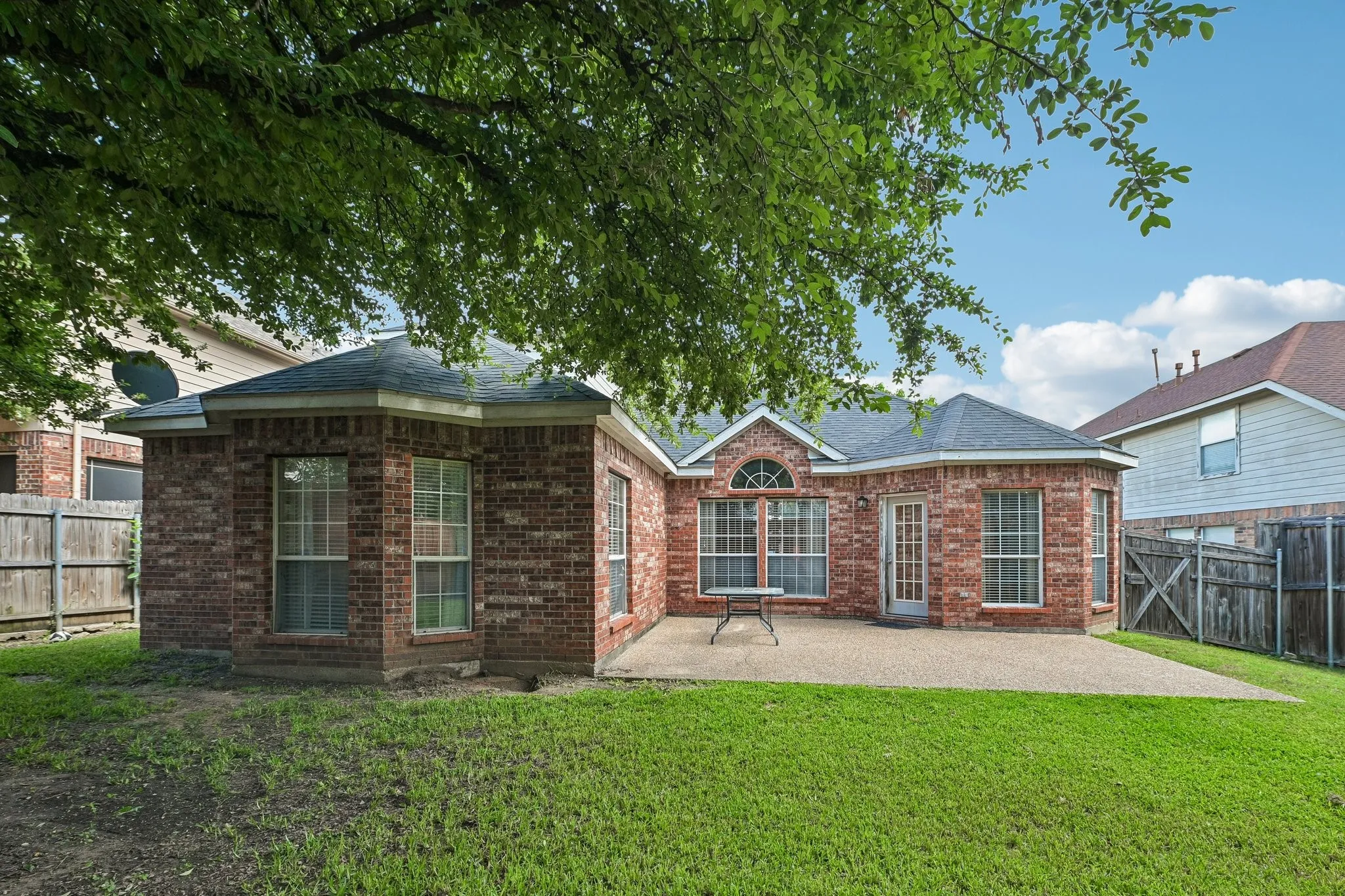 Single Family Residence For Sale in Tarrant County , 2825 Wales Court, Grand Prairie, Texas 75052, 5 Bedroom, 3 Bathroom, 2 Garage spaces, 2,778 Sqft, built in 2001, mls#21290393, Real Estate Agent in Grand Prairie, Homes For Sale in Tarrant county, Homes For Sale in Grand Prairie, Realtor in Grand Prairie Texas, Real Estate Brokerage Independent Realty Texas, Luminita Cordes Realtor