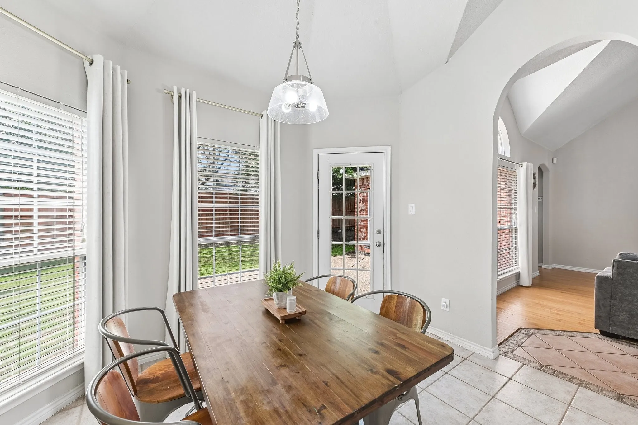 Single Family Residence For Sale in Tarrant County , 2825 Wales Court, Grand Prairie, Texas 75052, 5 Bedroom, 3 Bathroom, 2 Garage spaces, 2,778 Sqft, built in 2001, mls#21290393, Real Estate Agent in Grand Prairie, Homes For Sale in Tarrant county, Homes For Sale in Grand Prairie, Realtor in Grand Prairie Texas, Real Estate Brokerage Independent Realty Texas, Luminita Cordes Realtor