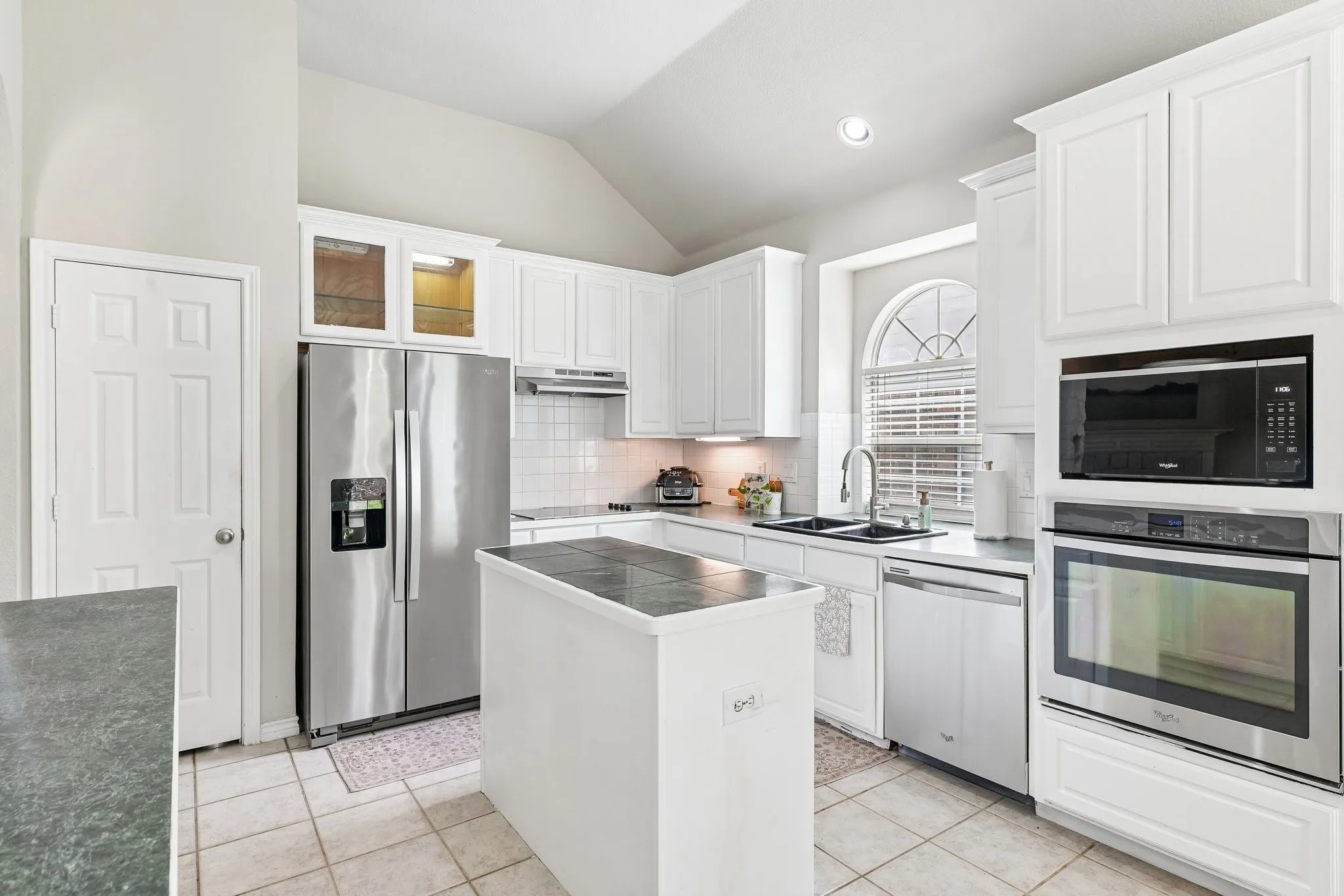 Single Family Residence For Sale in Tarrant County , 2825 Wales Court, Grand Prairie, Texas 75052, 5 Bedroom, 3 Bathroom, 2 Garage spaces, 2,778 Sqft, built in 2001, mls#21290393, Real Estate Agent in Grand Prairie, Homes For Sale in Tarrant county, Homes For Sale in Grand Prairie, Realtor in Grand Prairie Texas, Real Estate Brokerage Independent Realty Texas, Luminita Cordes Realtor