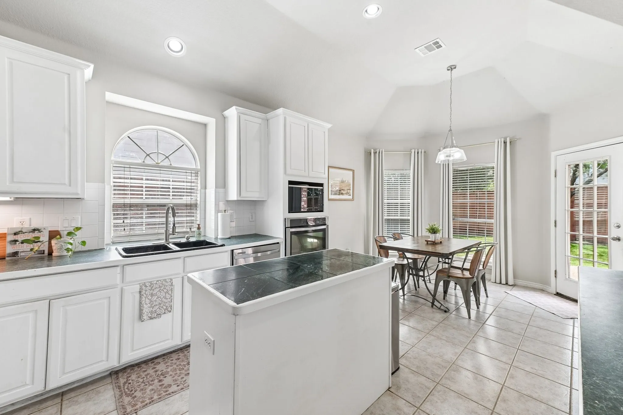 Single Family Residence For Sale in Tarrant County , 2825 Wales Court, Grand Prairie, Texas 75052, 5 Bedroom, 3 Bathroom, 2 Garage spaces, 2,778 Sqft, built in 2001, mls#21290393, Real Estate Agent in Grand Prairie, Homes For Sale in Tarrant county, Homes For Sale in Grand Prairie, Realtor in Grand Prairie Texas, Real Estate Brokerage Independent Realty Texas, Luminita Cordes Realtor