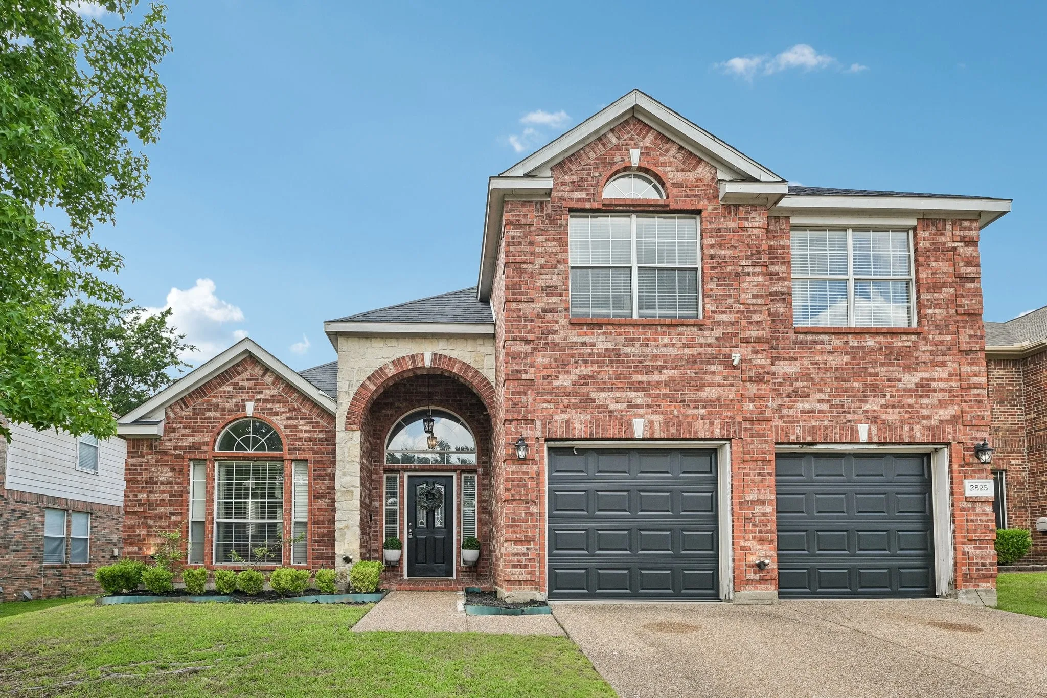 Single Family Residence For Sale in Tarrant County , 2825 Wales Court, Grand Prairie, Texas 75052, 5 Bedroom, 3 Bathroom, 2 Garage spaces, 2,778 Sqft, built in 2001, mls#21290393, Real Estate Agent in Grand Prairie, Homes For Sale in Tarrant county, Homes For Sale in Grand Prairie, Realtor in Grand Prairie Texas, Real Estate Brokerage Independent Realty Texas, Luminita Cordes Realtor