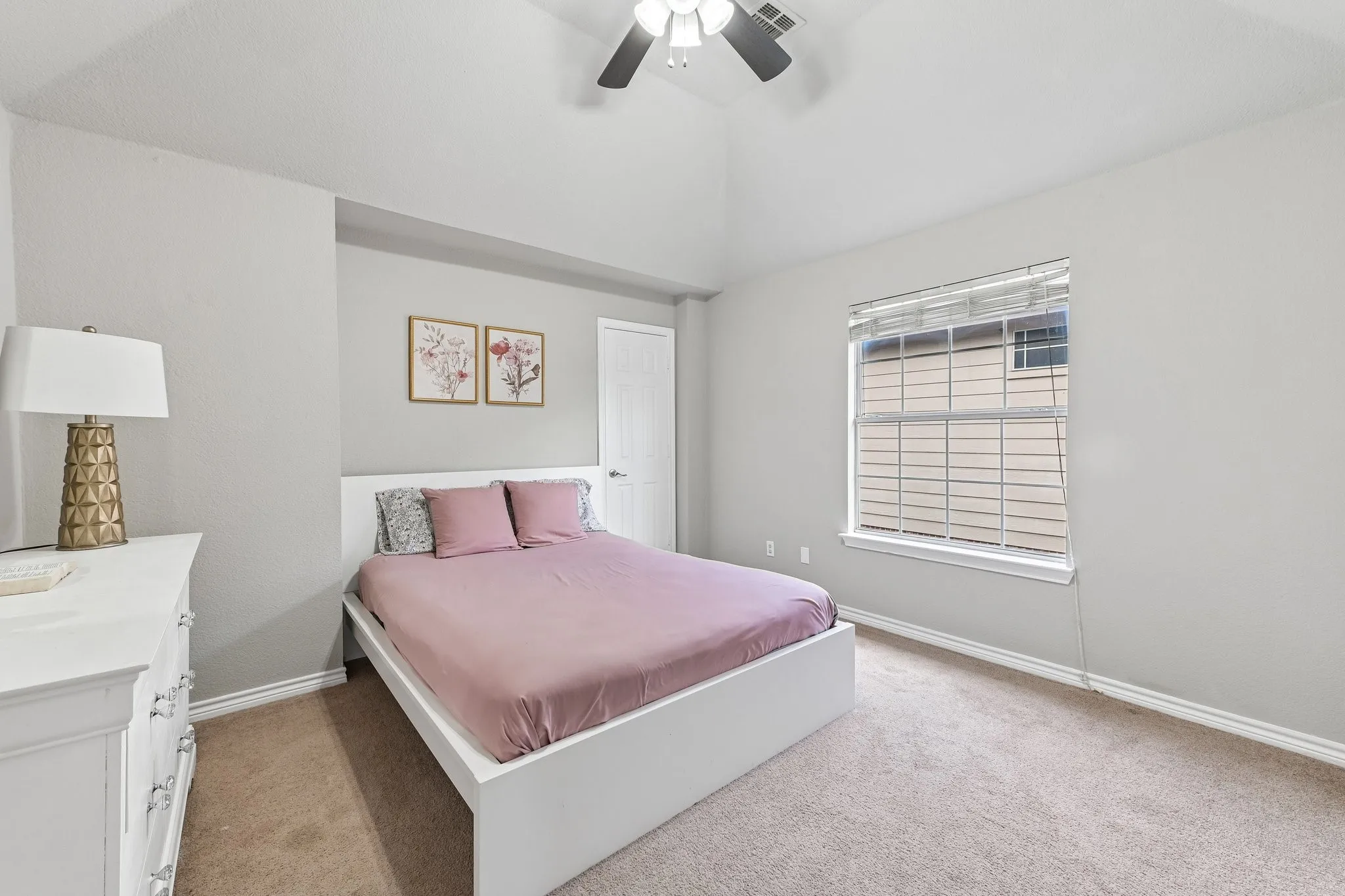 Single Family Residence For Sale in Tarrant County , 2825 Wales Court, Grand Prairie, Texas 75052, 5 Bedroom, 3 Bathroom, 2 Garage spaces, 2,778 Sqft, built in 2001, mls#21290393, Real Estate Agent in Grand Prairie, Homes For Sale in Tarrant county, Homes For Sale in Grand Prairie, Realtor in Grand Prairie Texas, Real Estate Brokerage Independent Realty Texas, Luminita Cordes Realtor