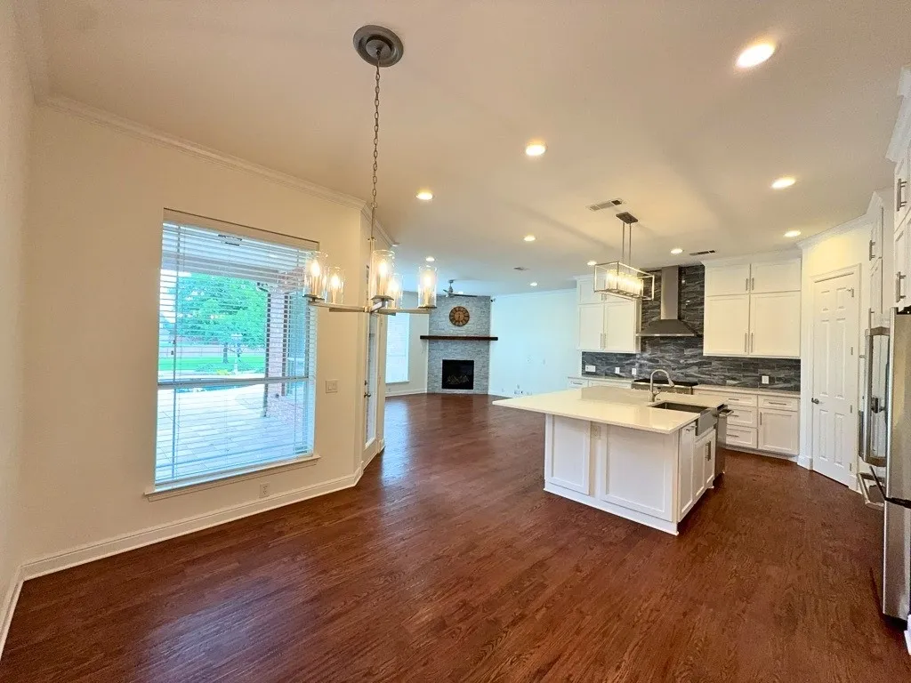 Island kitchen and breakfast area
