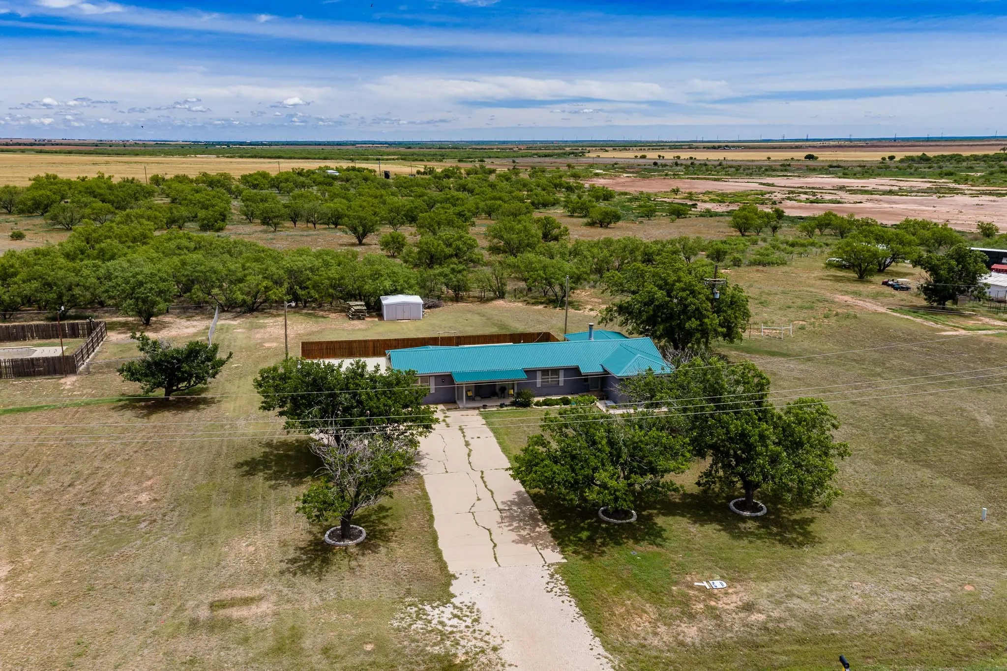 Single Family Residence For Sale in Jones County , 10992 State Highway 6, Avoca, Texas 79503, 3 Bedroom, 2 Bathroom, Garage spaces, 2,122 Sqft, built in 1948, mls#21287445, Real Estate Agent in Avoca, Homes For Sale in Jones county, Homes For Sale in Avoca, Realtor in Avoca Texas, Real Estate Brokerage Independent Realty Texas, Luminita Cordes Realtor