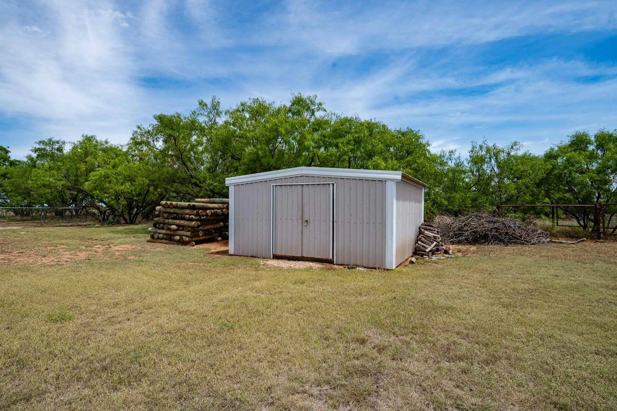 Single Family Residence For Sale in Jones County , 10992 State Highway 6, Avoca, Texas 79503, 3 Bedroom, 2 Bathroom, Garage spaces, 2,122 Sqft, built in 1948, mls#21287445, Real Estate Agent in Avoca, Homes For Sale in Jones county, Homes For Sale in Avoca, Realtor in Avoca Texas, Real Estate Brokerage Independent Realty Texas, Luminita Cordes Realtor