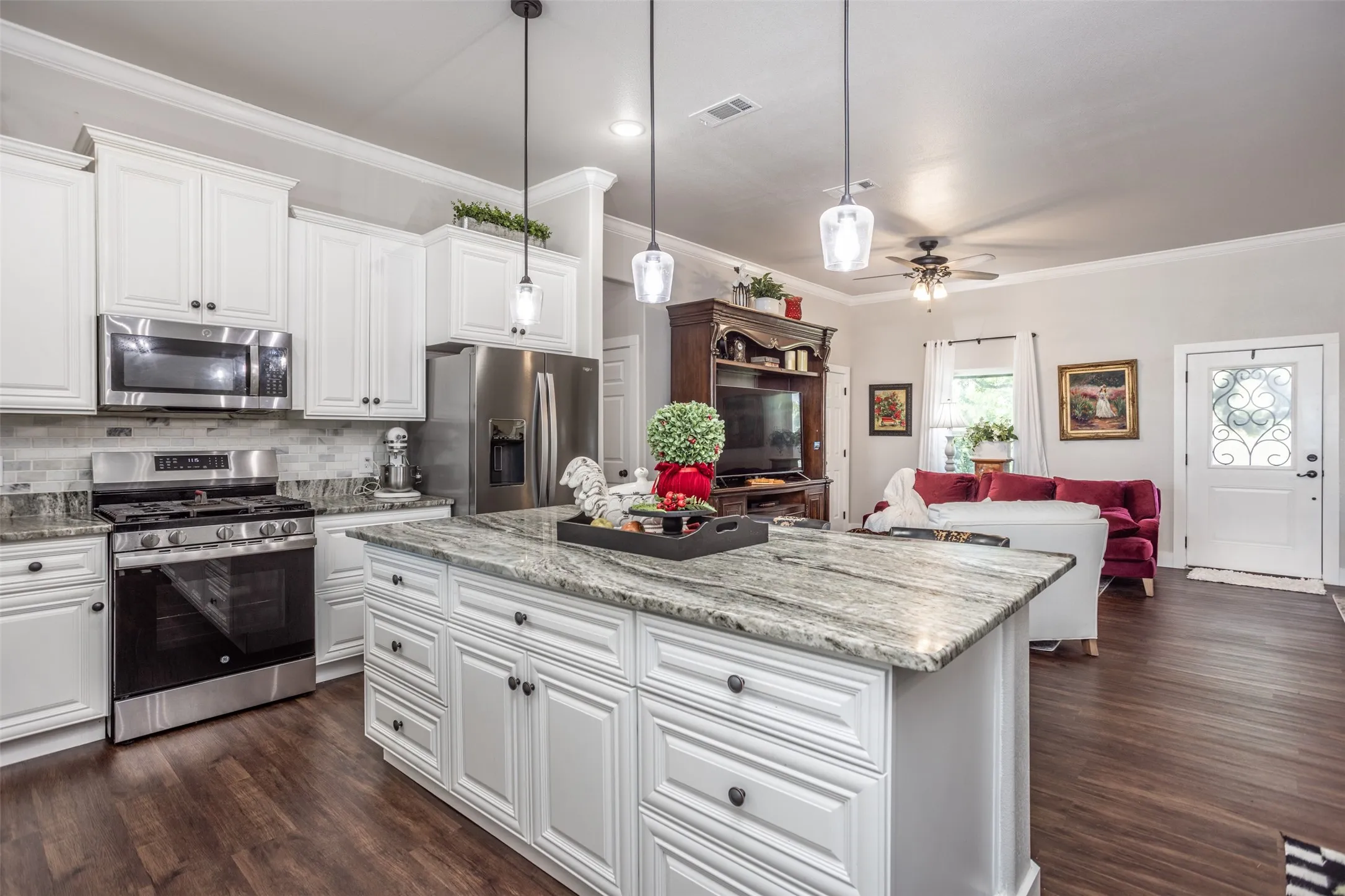 Stainless Appliances & Granite