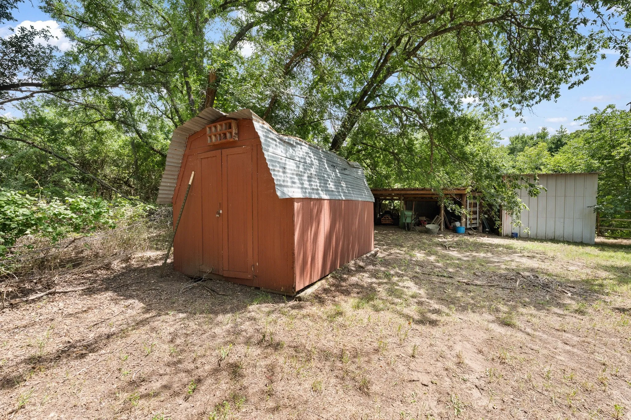 Storage building in good condition and pole barn