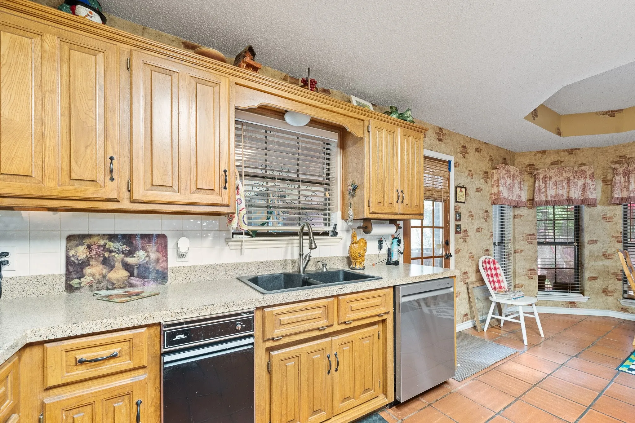 Who does not love a window above the sink?