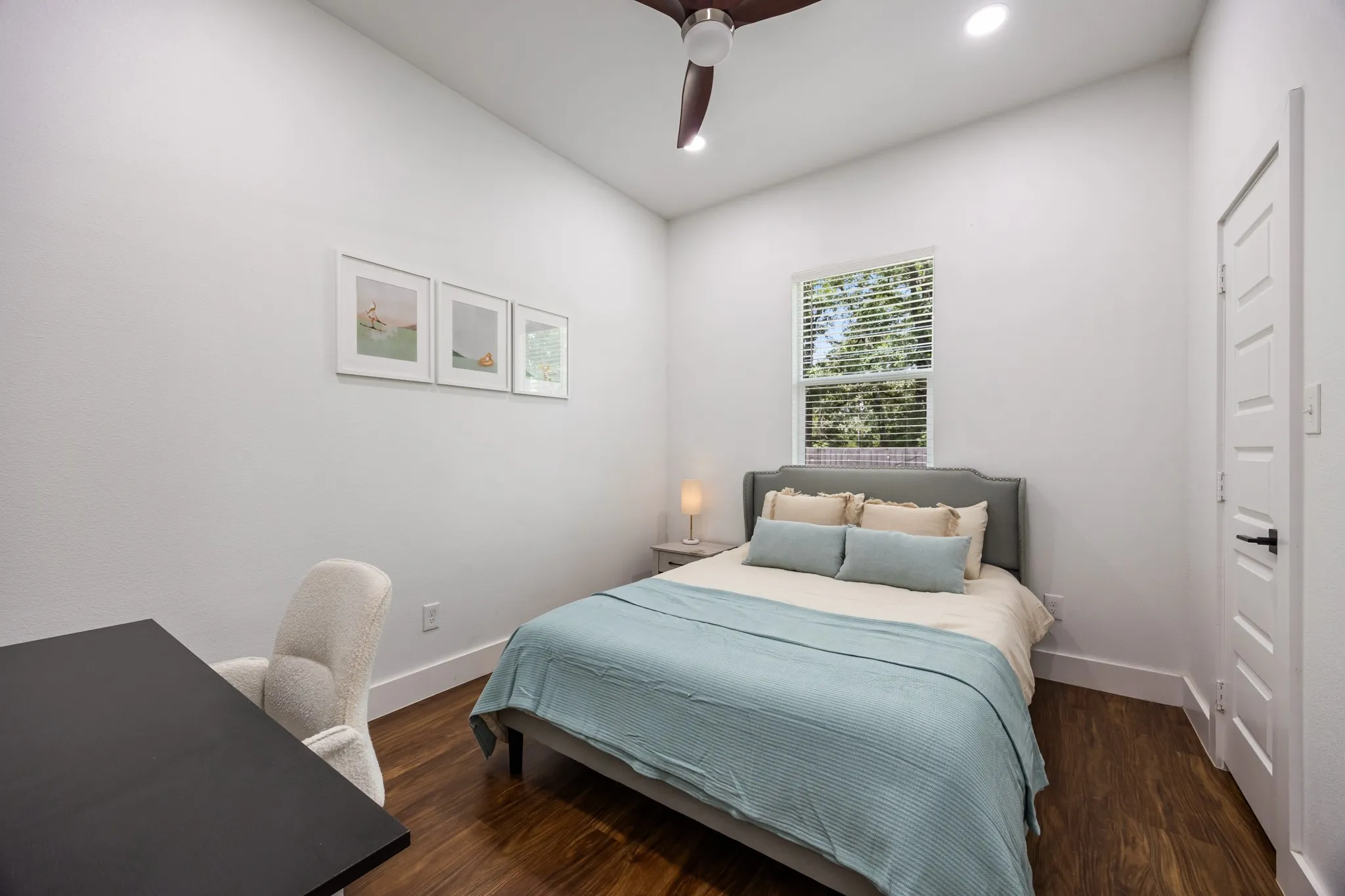 Bedroom featuring wood-finish flooring, a ceiling fan, recessed lighting, and a window with blinds