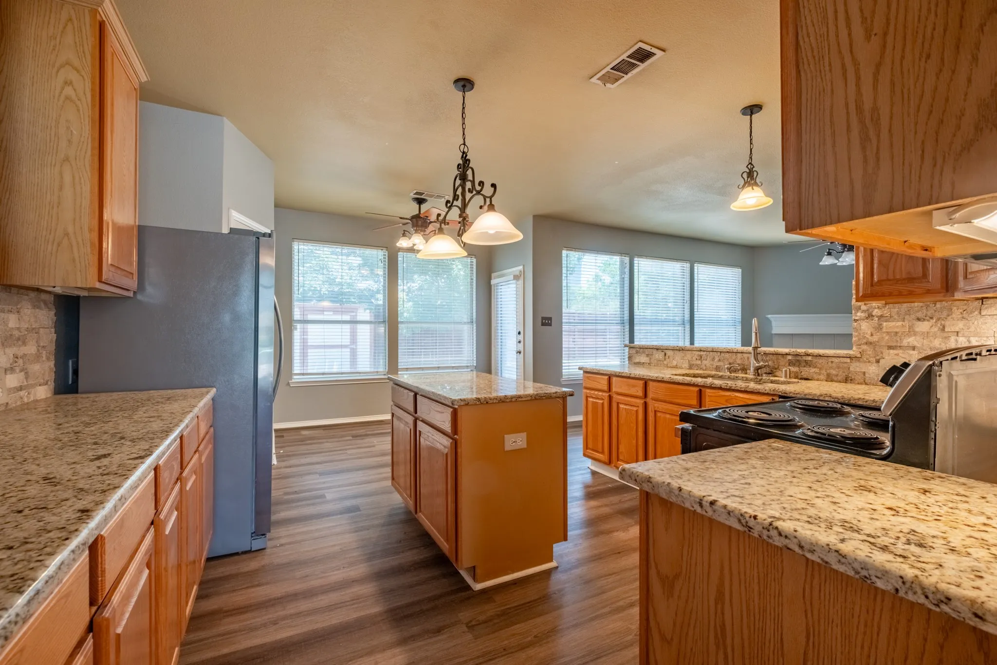 Single Family Residence For Sale in Tarrant County , 7000 Herman Jared Drive, North Richland Hills, Texas 76182, 4 Bedroom, 3 Bathroom, 2 Garage spaces, 2,828 Sqft, built in 1999, mls#21291004, Real Estate Agent in North Richland Hills, Homes For Sale in Tarrant county, Homes For Sale in North Richland Hills, Realtor in North Richland Hills Texas, Real Estate Brokerage Independent Realty Texas, Luminita Cordes Realtor