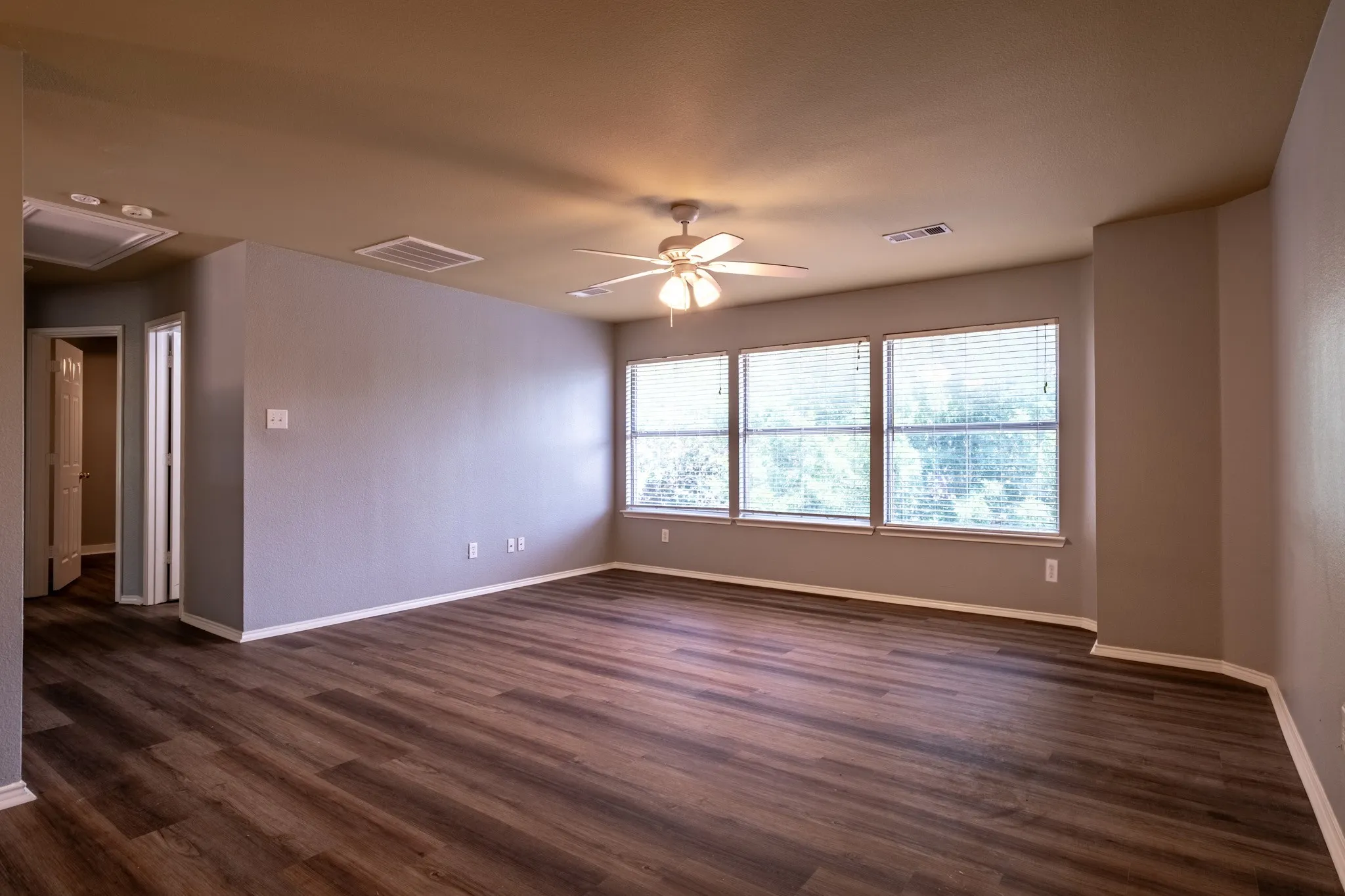 Single Family Residence For Sale in Tarrant County , 7000 Herman Jared Drive, North Richland Hills, Texas 76182, 4 Bedroom, 3 Bathroom, 2 Garage spaces, 2,828 Sqft, built in 1999, mls#21291004, Real Estate Agent in North Richland Hills, Homes For Sale in Tarrant county, Homes For Sale in North Richland Hills, Realtor in North Richland Hills Texas, Real Estate Brokerage Independent Realty Texas, Luminita Cordes Realtor