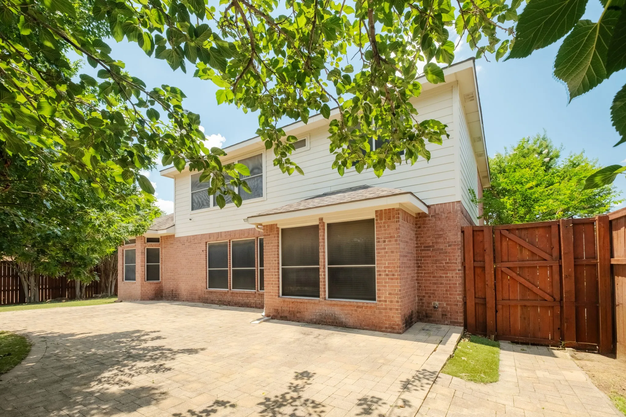 Single Family Residence For Sale in Tarrant County , 7000 Herman Jared Drive, North Richland Hills, Texas 76182, 4 Bedroom, 3 Bathroom, 2 Garage spaces, 2,828 Sqft, built in 1999, mls#21291004, Real Estate Agent in North Richland Hills, Homes For Sale in Tarrant county, Homes For Sale in North Richland Hills, Realtor in North Richland Hills Texas, Real Estate Brokerage Independent Realty Texas, Luminita Cordes Realtor