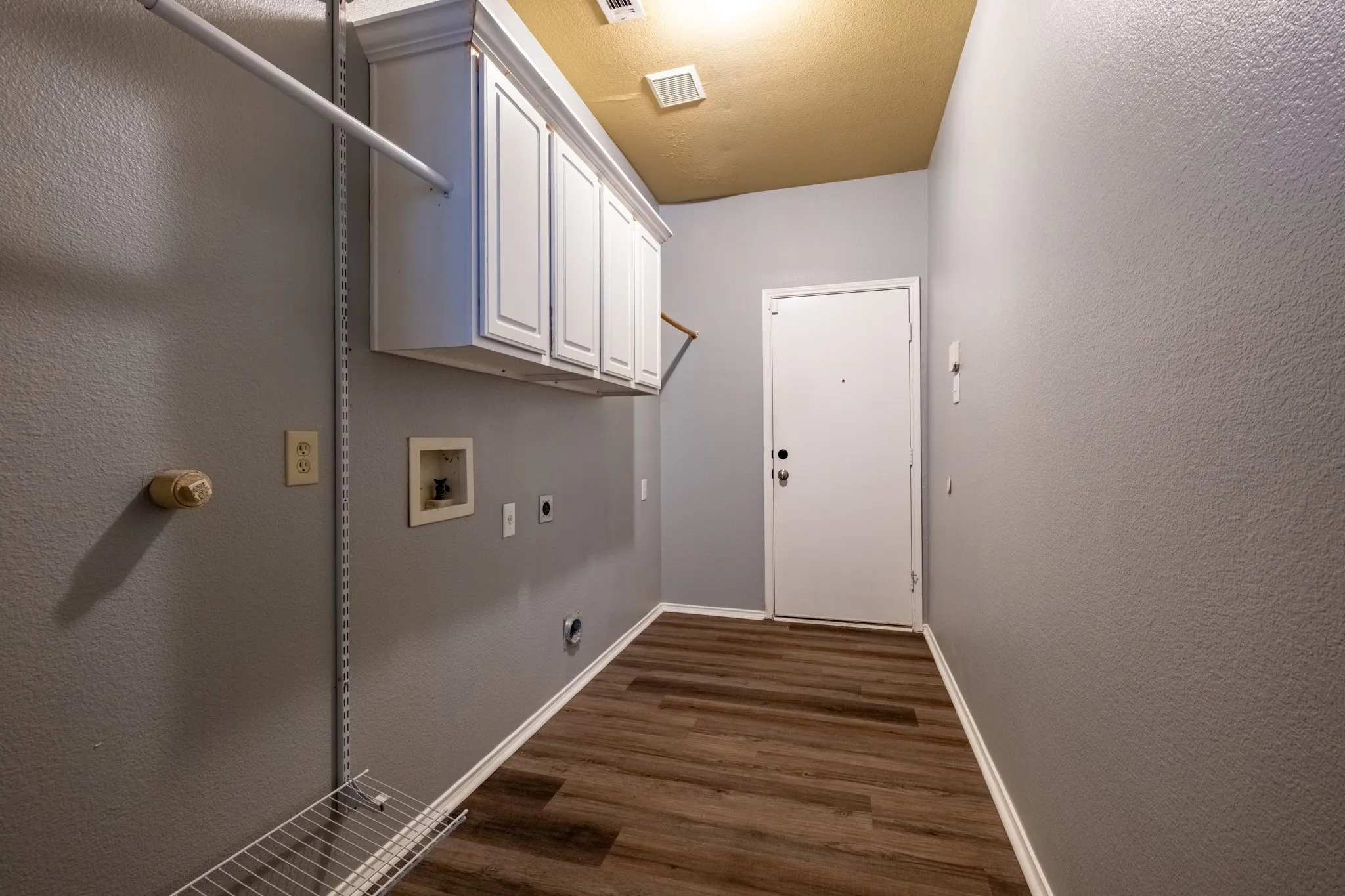 Single Family Residence For Sale in Tarrant County , 7000 Herman Jared Drive, North Richland Hills, Texas 76182, 4 Bedroom, 3 Bathroom, 2 Garage spaces, 2,828 Sqft, built in 1999, mls#21291004, Real Estate Agent in North Richland Hills, Homes For Sale in Tarrant county, Homes For Sale in North Richland Hills, Realtor in North Richland Hills Texas, Real Estate Brokerage Independent Realty Texas, Luminita Cordes Realtor