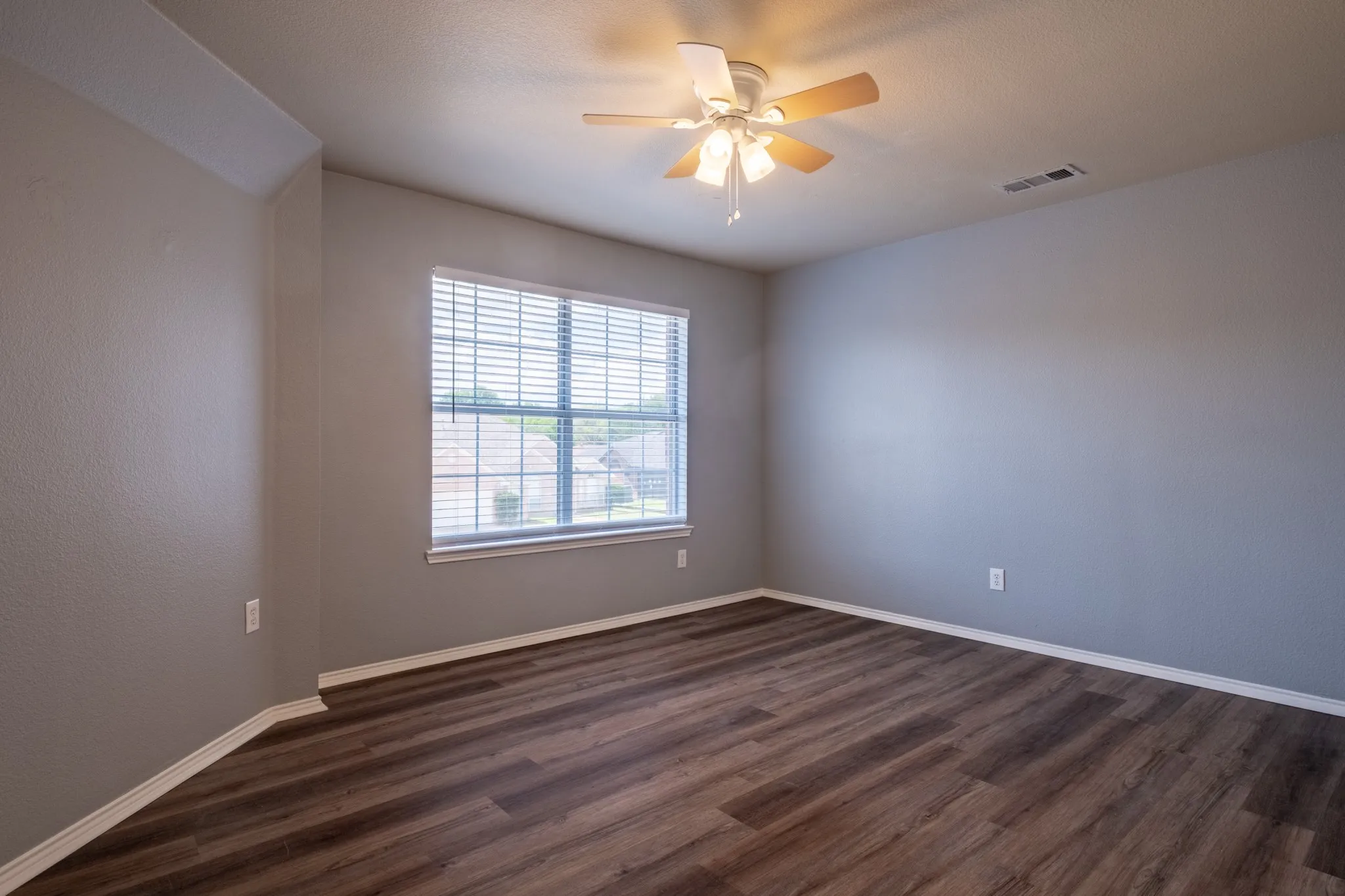 Single Family Residence For Sale in Tarrant County , 7000 Herman Jared Drive, North Richland Hills, Texas 76182, 4 Bedroom, 3 Bathroom, 2 Garage spaces, 2,828 Sqft, built in 1999, mls#21291004, Real Estate Agent in North Richland Hills, Homes For Sale in Tarrant county, Homes For Sale in North Richland Hills, Realtor in North Richland Hills Texas, Real Estate Brokerage Independent Realty Texas, Luminita Cordes Realtor