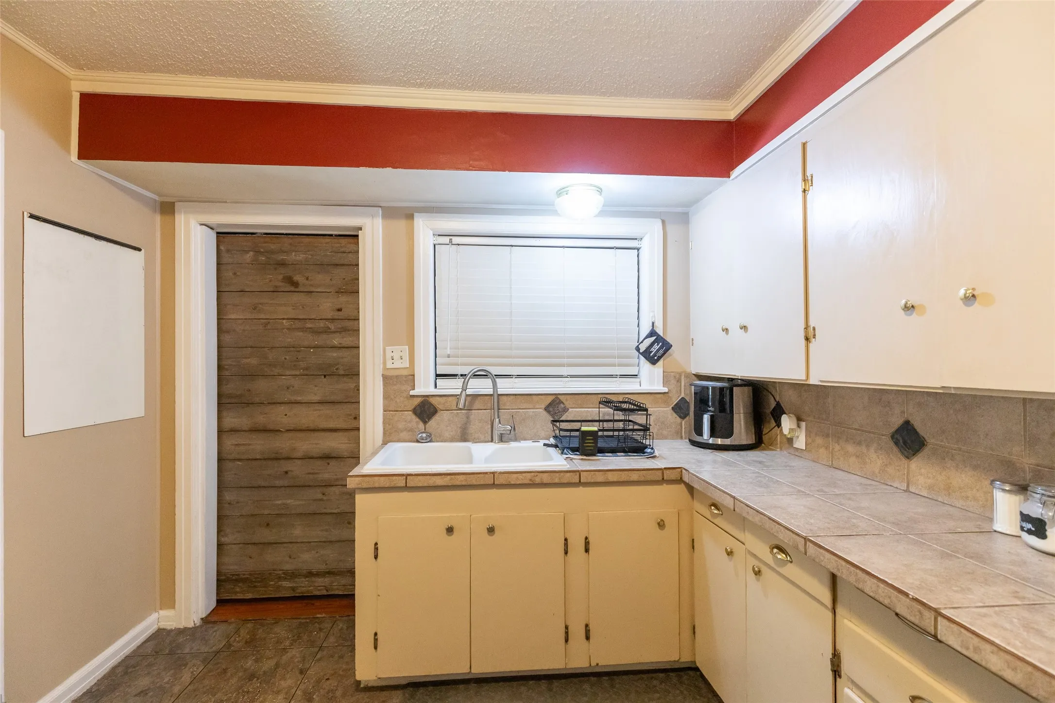 Single Family Residence For Sale in Taylor County , 1925 Chestnut Street, Abilene, Texas 79602, 3 Bedroom, 1 Bathroom, 2 Garage spaces, 1,552 Sqft, built in 1942, mls#21277177, Real Estate Agent in Abilene, Homes For Sale in Taylor county, Homes For Sale in Abilene, Realtor in Abilene Texas, Real Estate Brokerage Independent Realty Texas, Luminita Cordes Realtor
