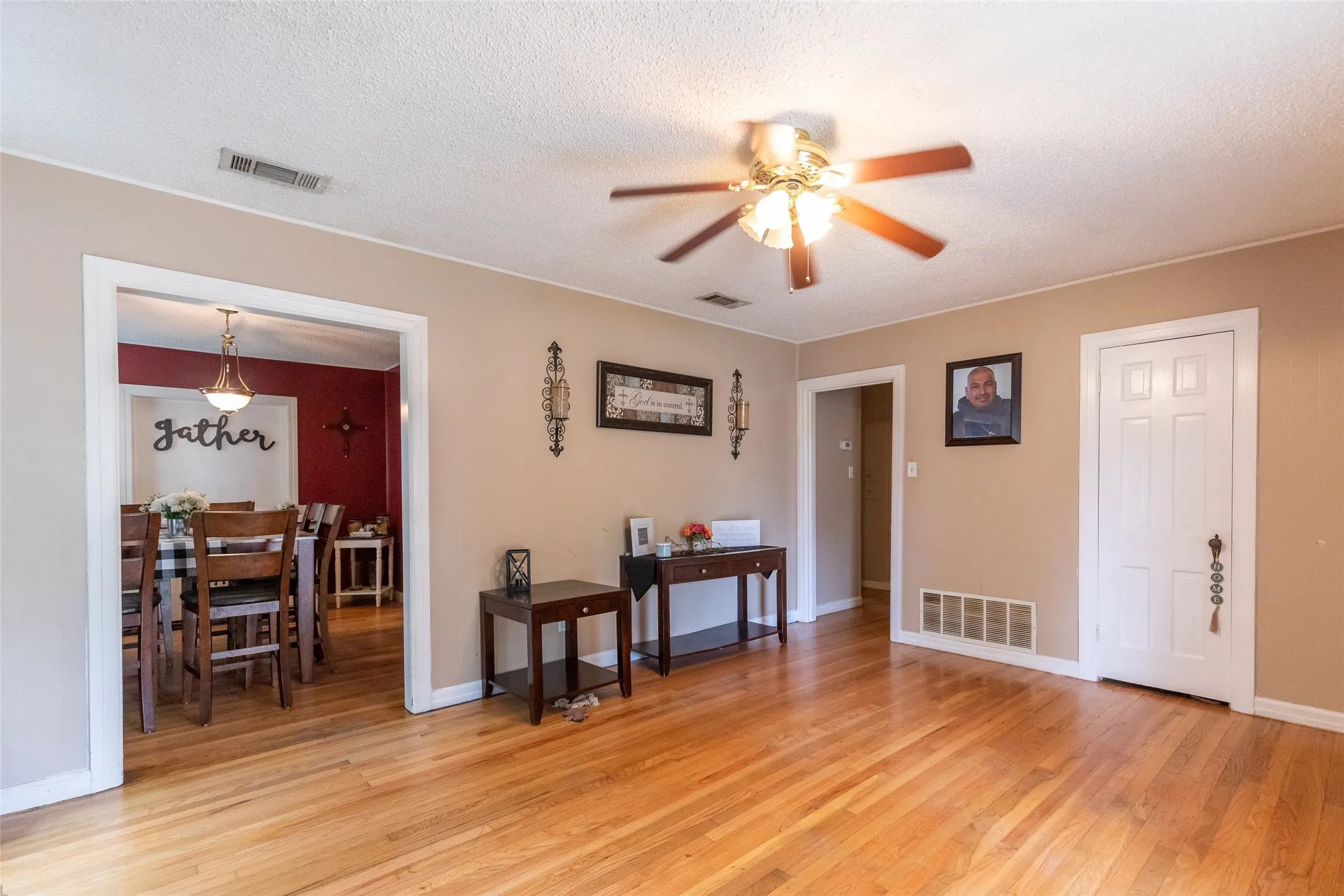 Single Family Residence For Sale in Taylor County , 1925 Chestnut Street, Abilene, Texas 79602, 3 Bedroom, 1 Bathroom, 2 Garage spaces, 1,552 Sqft, built in 1942, mls#21277177, Real Estate Agent in Abilene, Homes For Sale in Taylor county, Homes For Sale in Abilene, Realtor in Abilene Texas, Real Estate Brokerage Independent Realty Texas, Luminita Cordes Realtor
