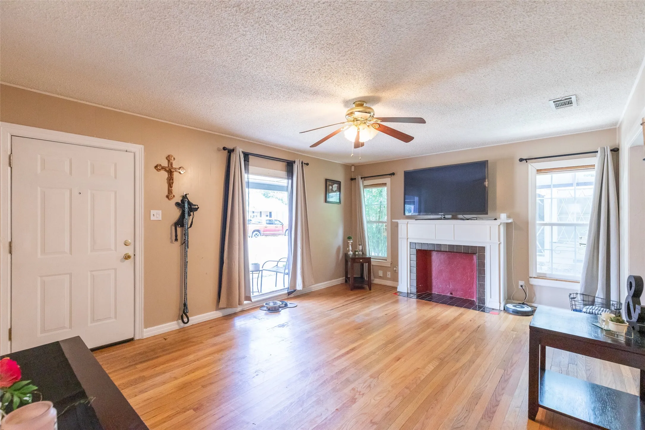 Single Family Residence For Sale in Taylor County , 1925 Chestnut Street, Abilene, Texas 79602, 3 Bedroom, 1 Bathroom, 2 Garage spaces, 1,552 Sqft, built in 1942, mls#21277177, Real Estate Agent in Abilene, Homes For Sale in Taylor county, Homes For Sale in Abilene, Realtor in Abilene Texas, Real Estate Brokerage Independent Realty Texas, Luminita Cordes Realtor