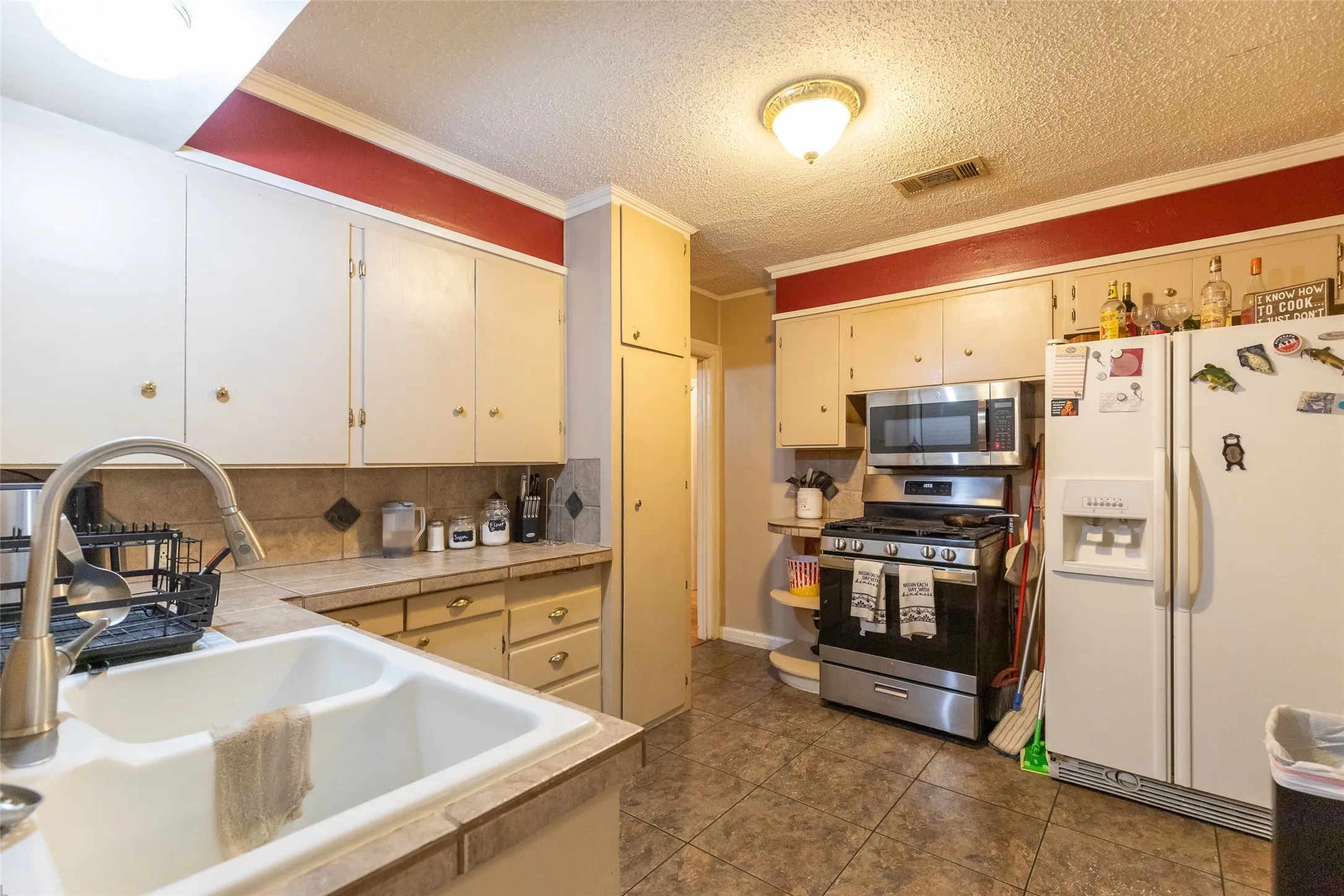Single Family Residence For Sale in Taylor County , 1925 Chestnut Street, Abilene, Texas 79602, 3 Bedroom, 1 Bathroom, 2 Garage spaces, 1,552 Sqft, built in 1942, mls#21277177, Real Estate Agent in Abilene, Homes For Sale in Taylor county, Homes For Sale in Abilene, Realtor in Abilene Texas, Real Estate Brokerage Independent Realty Texas, Luminita Cordes Realtor
