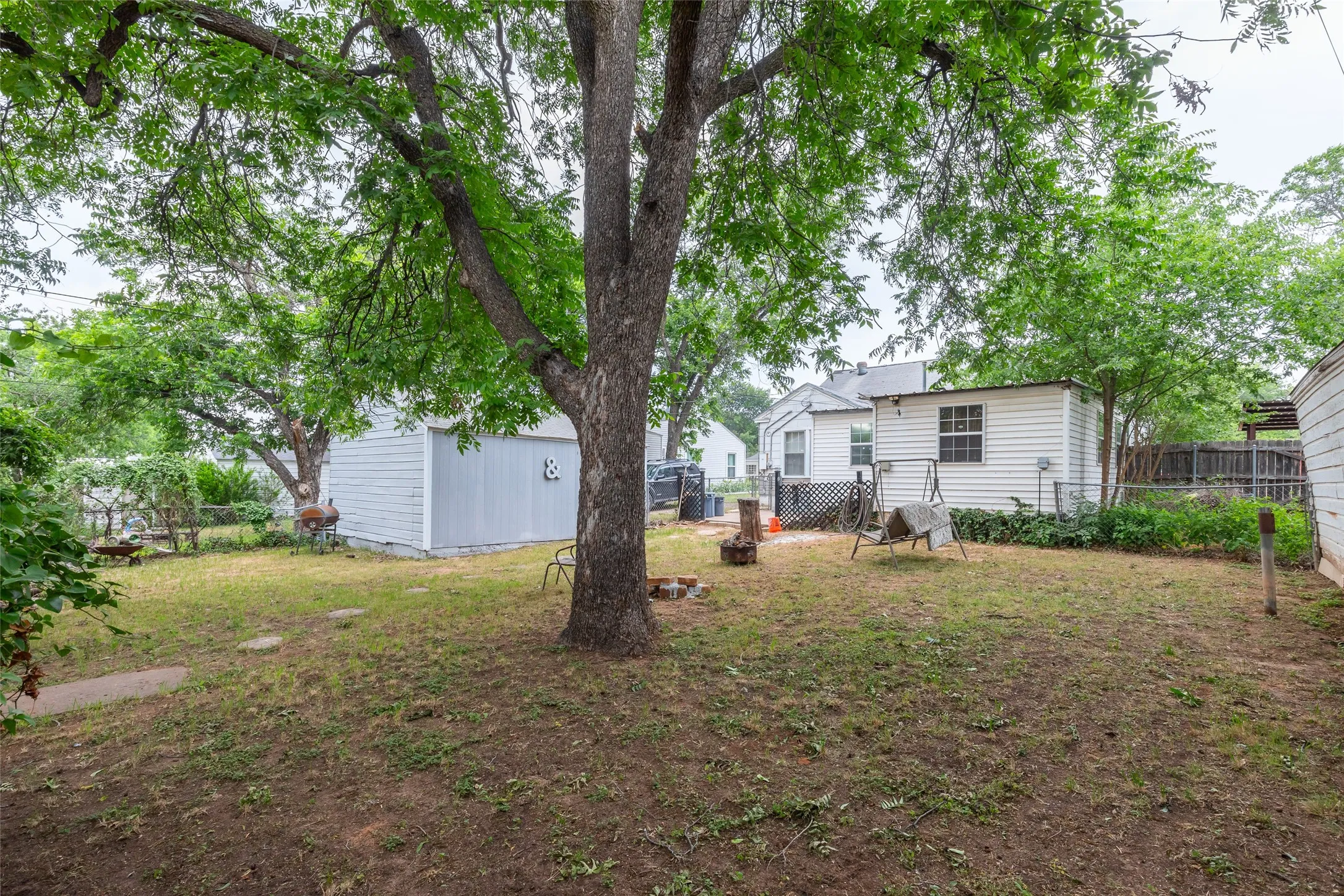 Single Family Residence For Sale in Taylor County , 1925 Chestnut Street, Abilene, Texas 79602, 3 Bedroom, 1 Bathroom, 2 Garage spaces, 1,552 Sqft, built in 1942, mls#21277177, Real Estate Agent in Abilene, Homes For Sale in Taylor county, Homes For Sale in Abilene, Realtor in Abilene Texas, Real Estate Brokerage Independent Realty Texas, Luminita Cordes Realtor