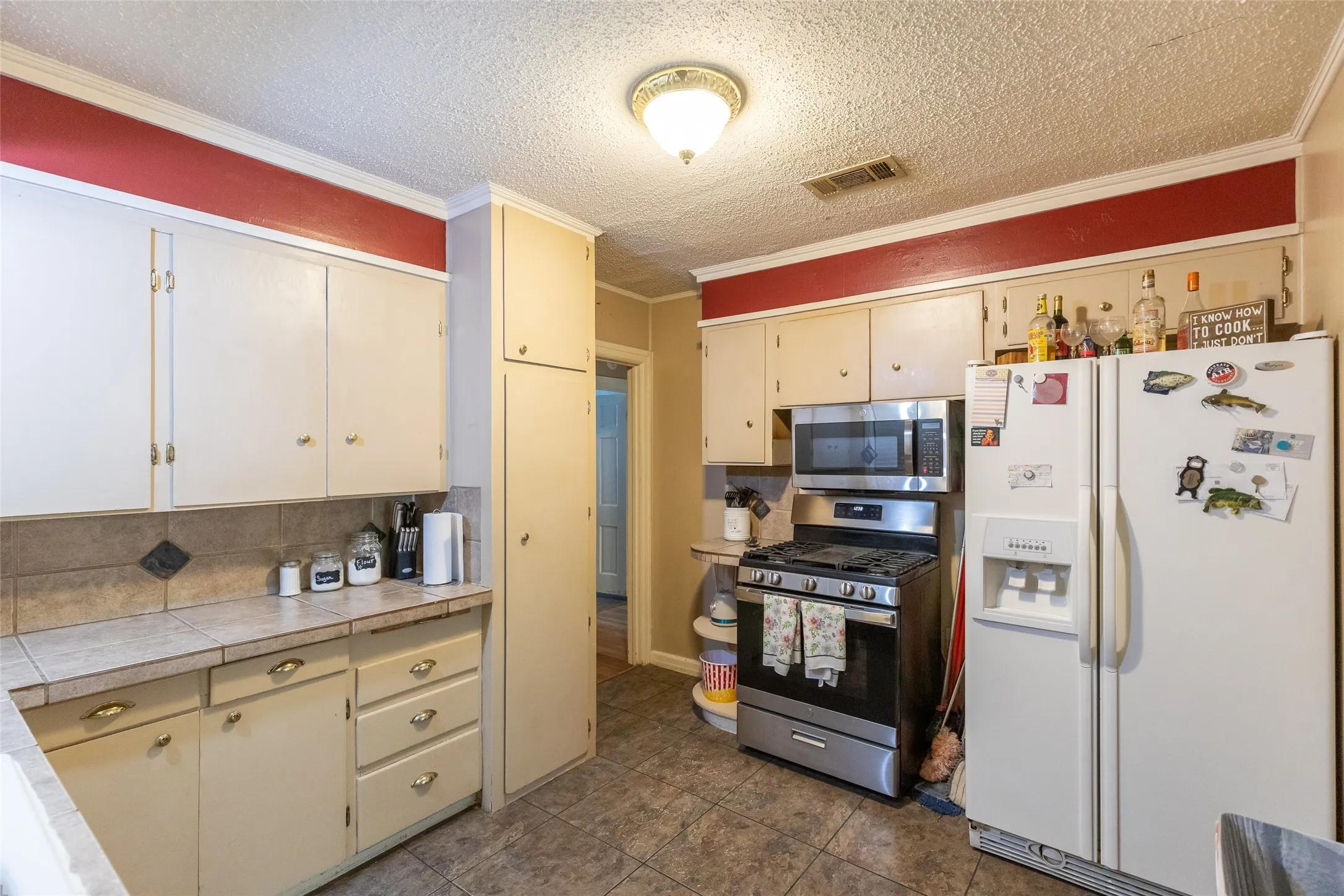 Single Family Residence For Sale in Taylor County , 1925 Chestnut Street, Abilene, Texas 79602, 3 Bedroom, 1 Bathroom, 2 Garage spaces, 1,552 Sqft, built in 1942, mls#21277177, Real Estate Agent in Abilene, Homes For Sale in Taylor county, Homes For Sale in Abilene, Realtor in Abilene Texas, Real Estate Brokerage Independent Realty Texas, Luminita Cordes Realtor
