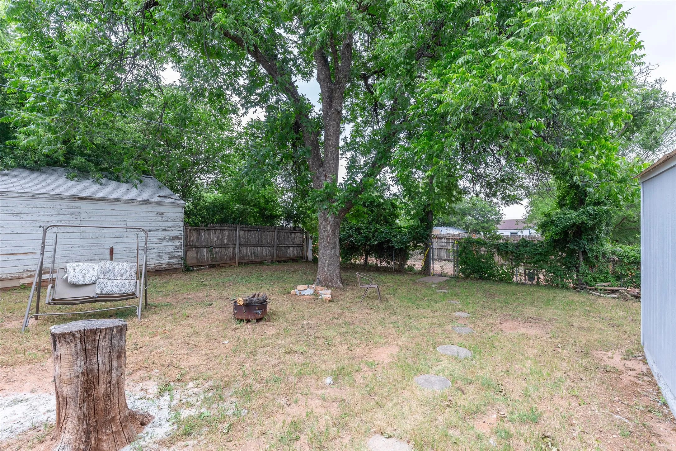 Single Family Residence For Sale in Taylor County , 1925 Chestnut Street, Abilene, Texas 79602, 3 Bedroom, 1 Bathroom, 2 Garage spaces, 1,552 Sqft, built in 1942, mls#21277177, Real Estate Agent in Abilene, Homes For Sale in Taylor county, Homes For Sale in Abilene, Realtor in Abilene Texas, Real Estate Brokerage Independent Realty Texas, Luminita Cordes Realtor